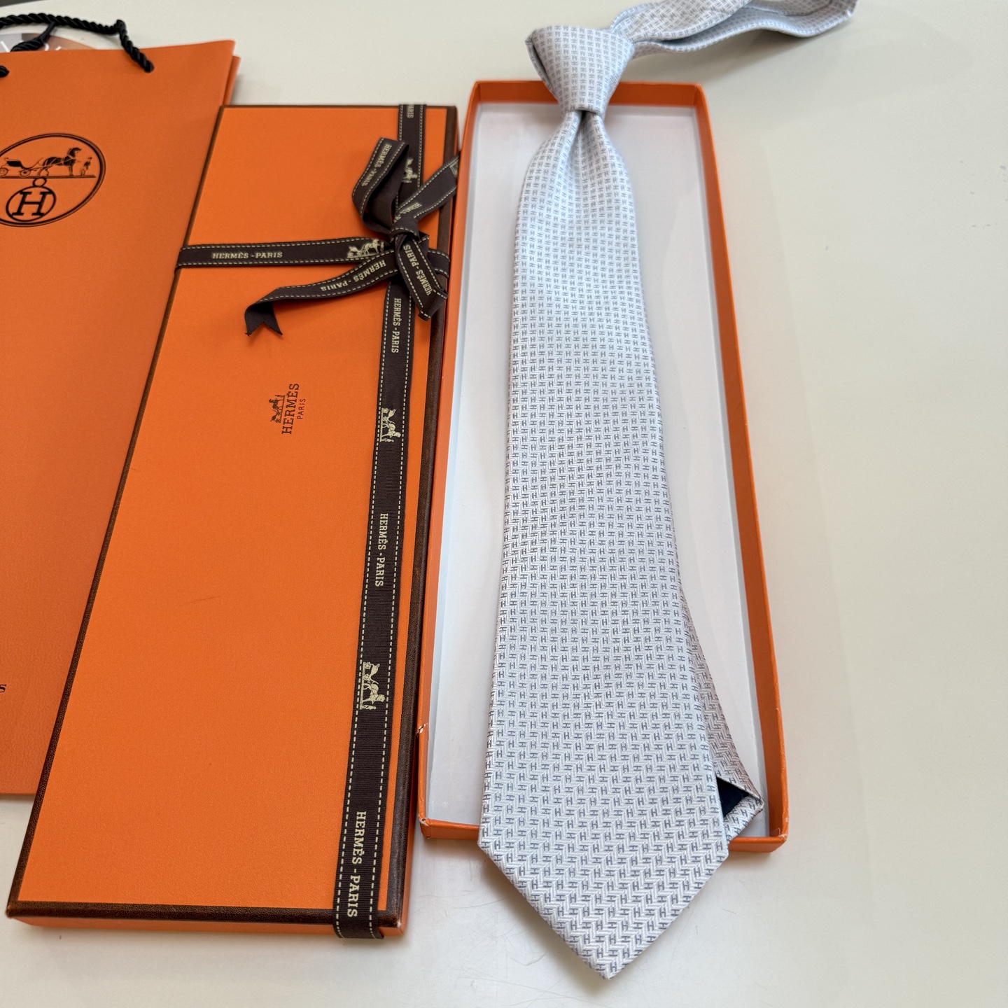 特价。男士新款领带系列【小H字母领带】👔👔，稀有H家每年都有一千条不同印花的领带面世，从最初的多以几何图