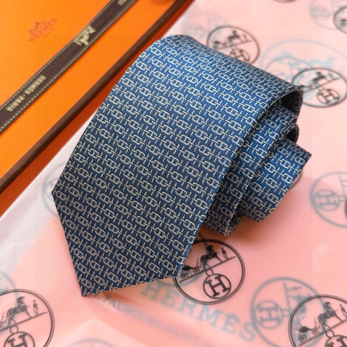 。👨‍✈男士新款领带系列【H新型链条领带】👔👔，稀有H家每年都有一千条不同印花的领带面世，从最初的多以几