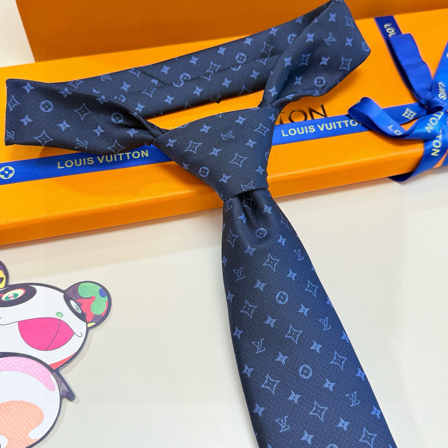 。LV男士领带系列👔👔，稀有😻😻展现精湛手工与时尚优雅的理想选择，此款真丝织就的Diamonds V领带