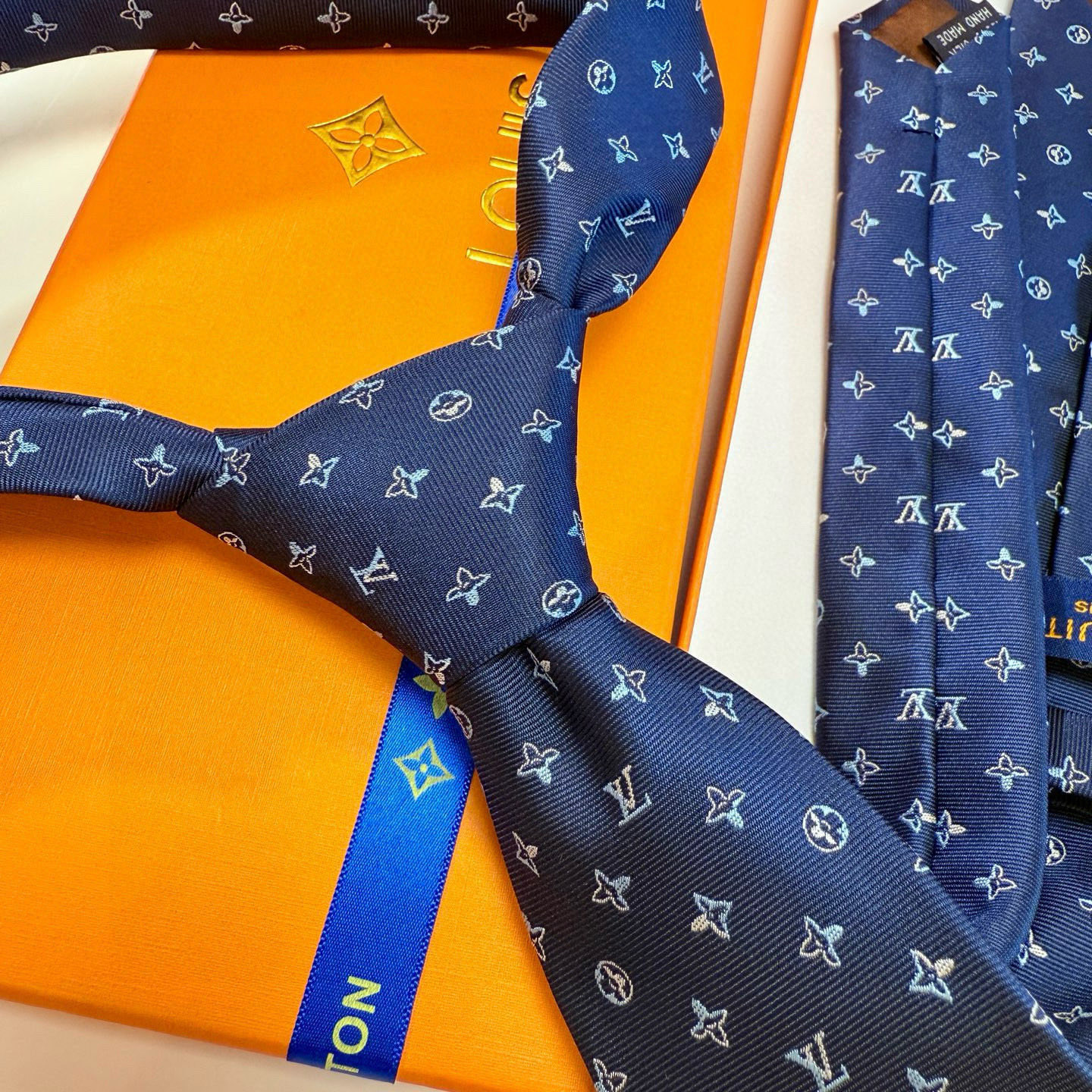。LV男士领带系列👔👔，稀有😻😻展现精湛手工与时尚优雅的理想选择，此款真丝织就的Diamonds V领带