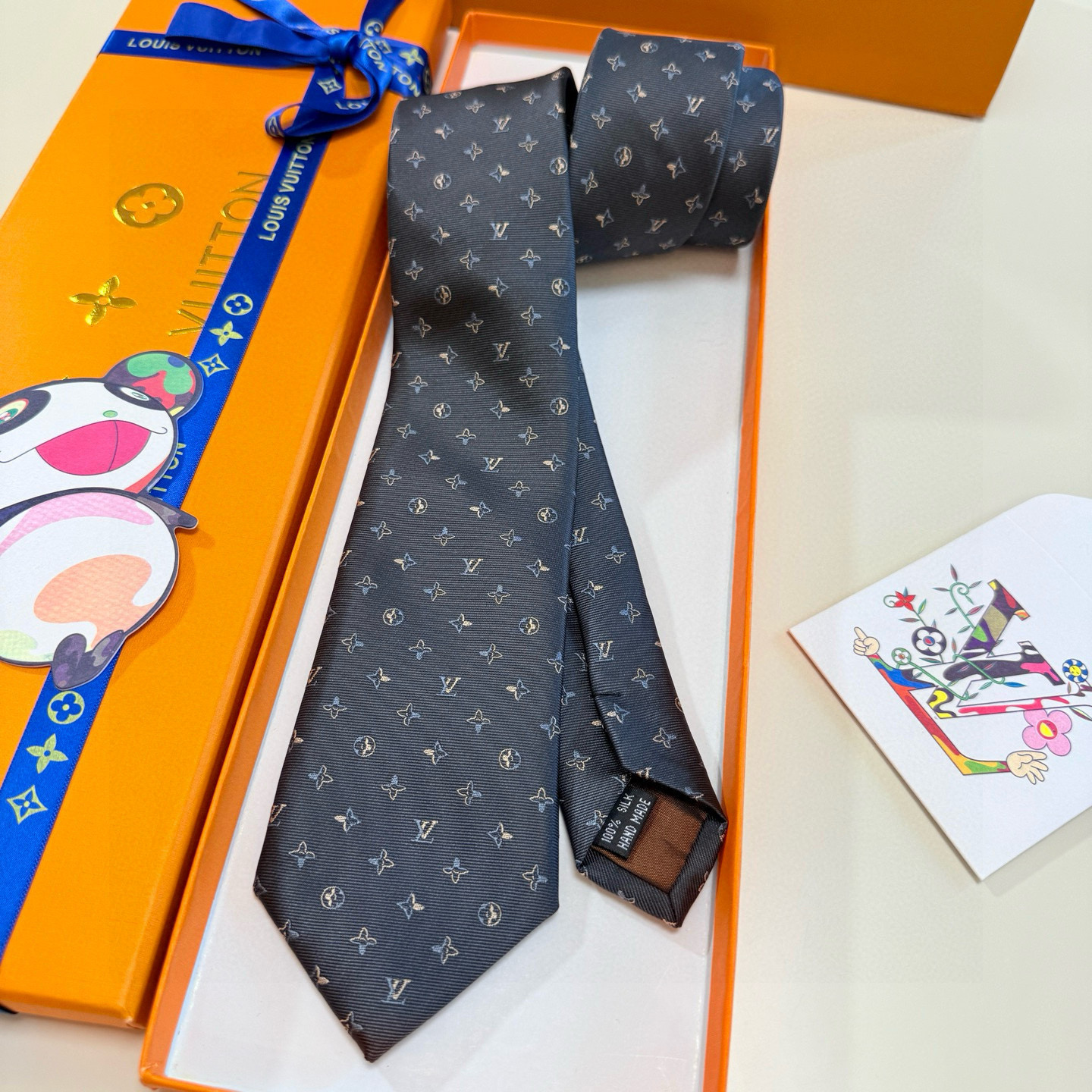 。LV男士领带系列👔👔，稀有😻😻展现精湛手工与时尚优雅的理想选择，此款真丝织就的Diamonds V领带