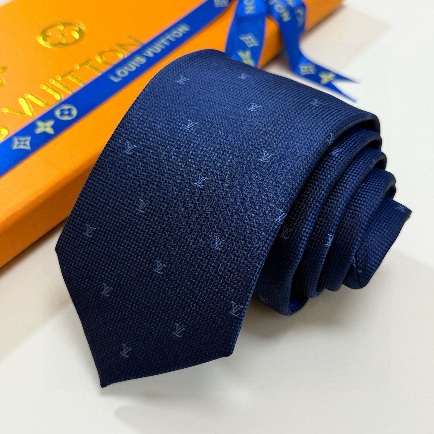 。 官方同步新款男士领带！LV领带系列👔👔，稀有😻😻展现精湛手工与时尚优雅的理想选择，此款真丝织就的Di