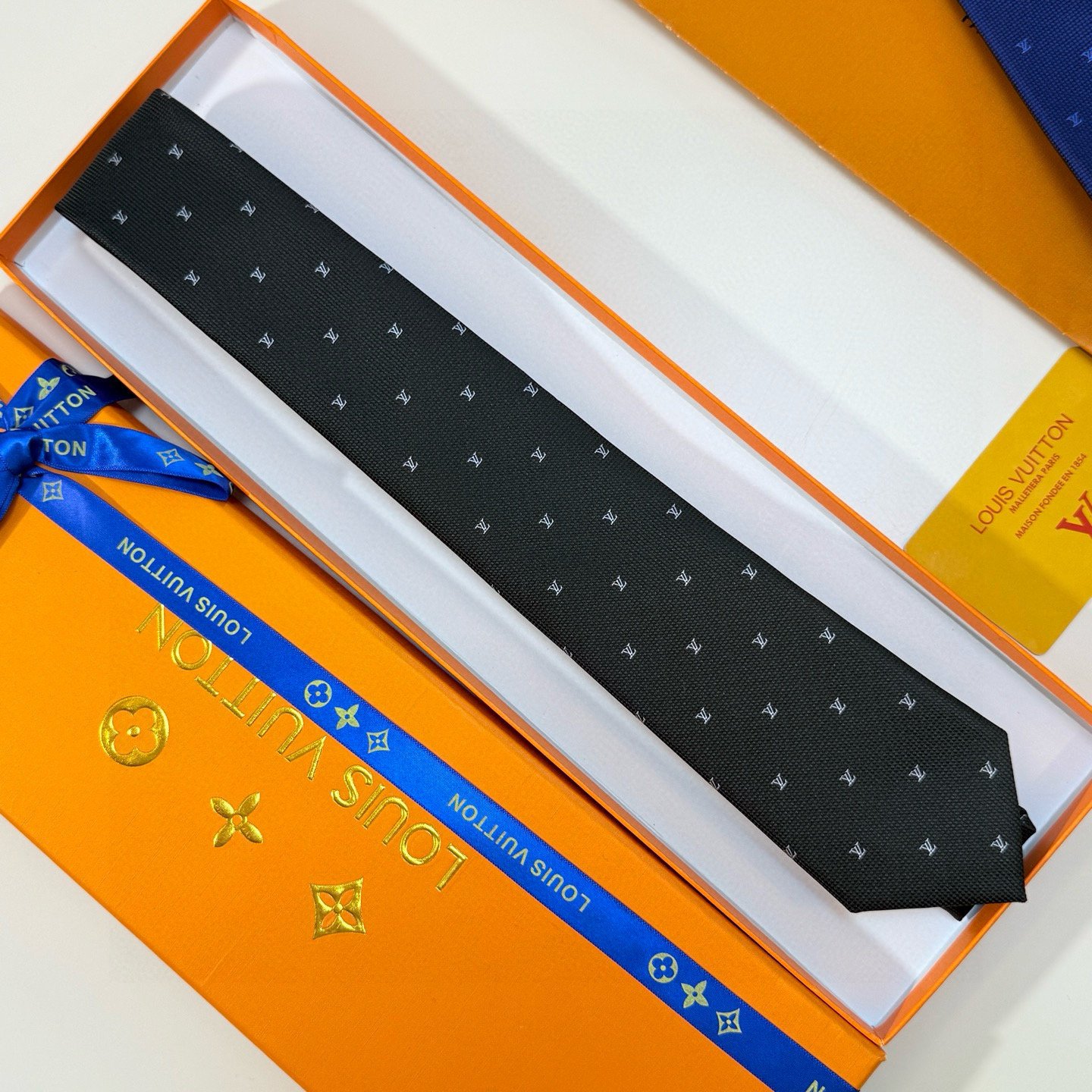 。 官方同步新款男士领带！LV领带系列👔👔，稀有😻😻展现精湛手工与时尚优雅的理想选择，此款真丝织就的Di
