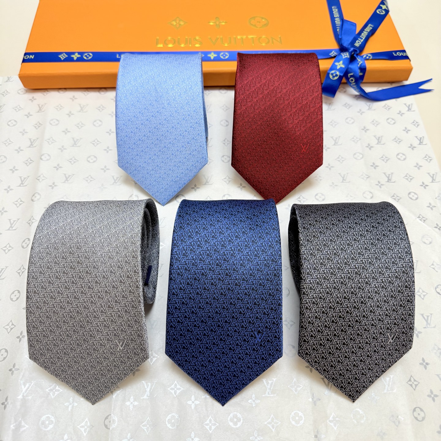 。新款Lv领带，5色！LV男士领带系列👔👔，稀有😻😻展现精湛手工与时尚优雅的理想选择，此款真丝织就的Di