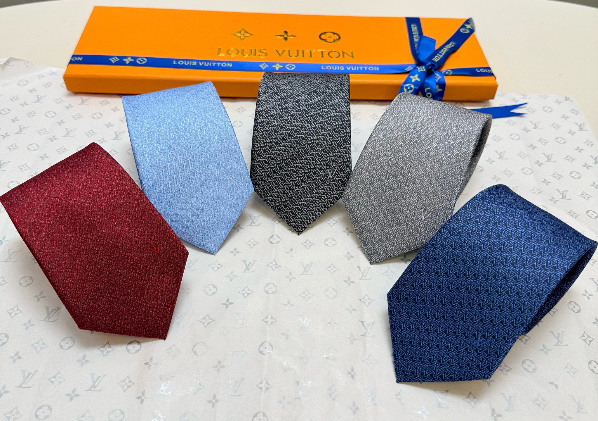 。新款Lv领带，5色！LV男士领带系列👔👔，稀有😻😻展现精湛手工与时尚优雅的理想选择，此款真丝织就的Di
