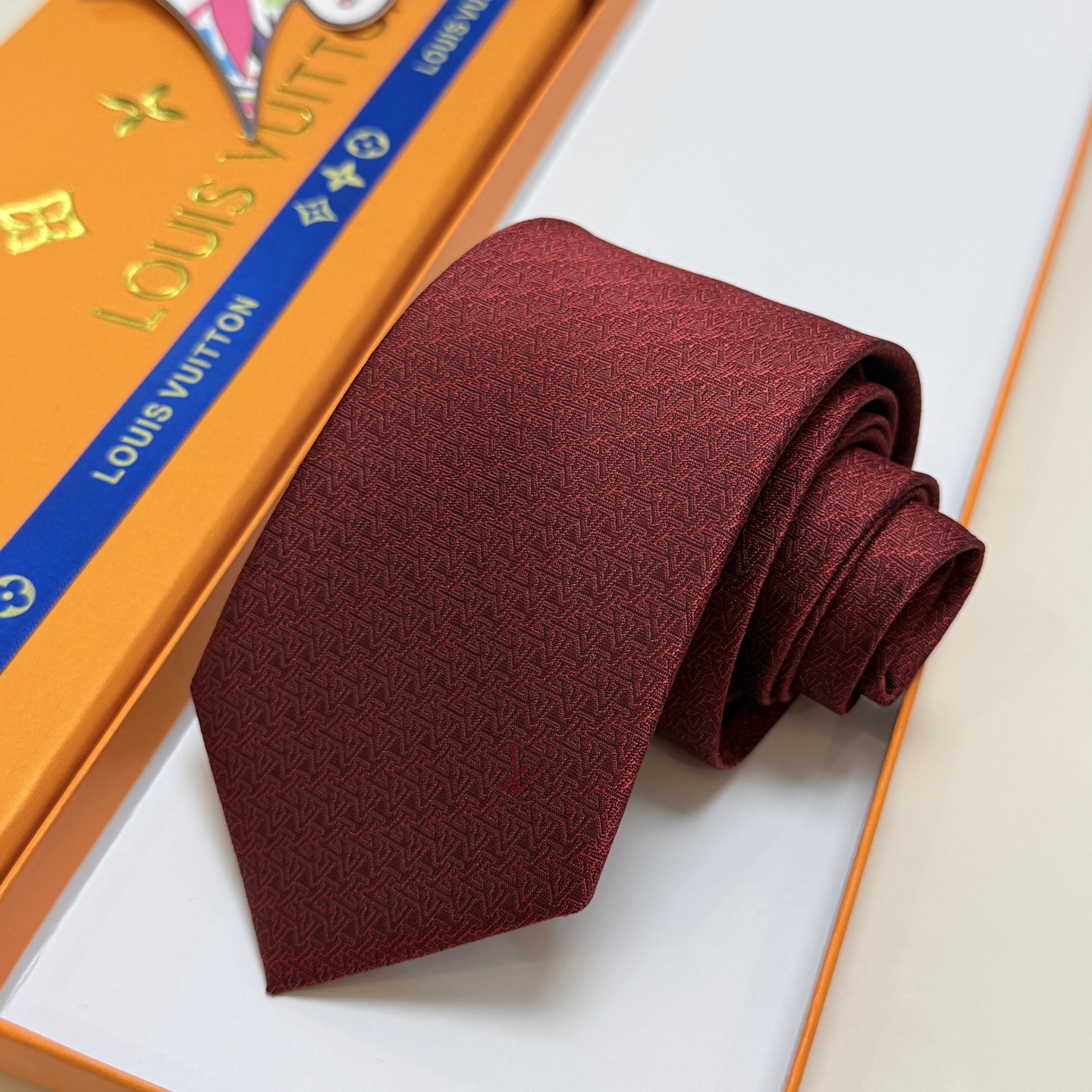 。新款Lv领带，5色！LV男士领带系列👔👔，稀有😻😻展现精湛手工与时尚优雅的理想选择，此款真丝织就的Di