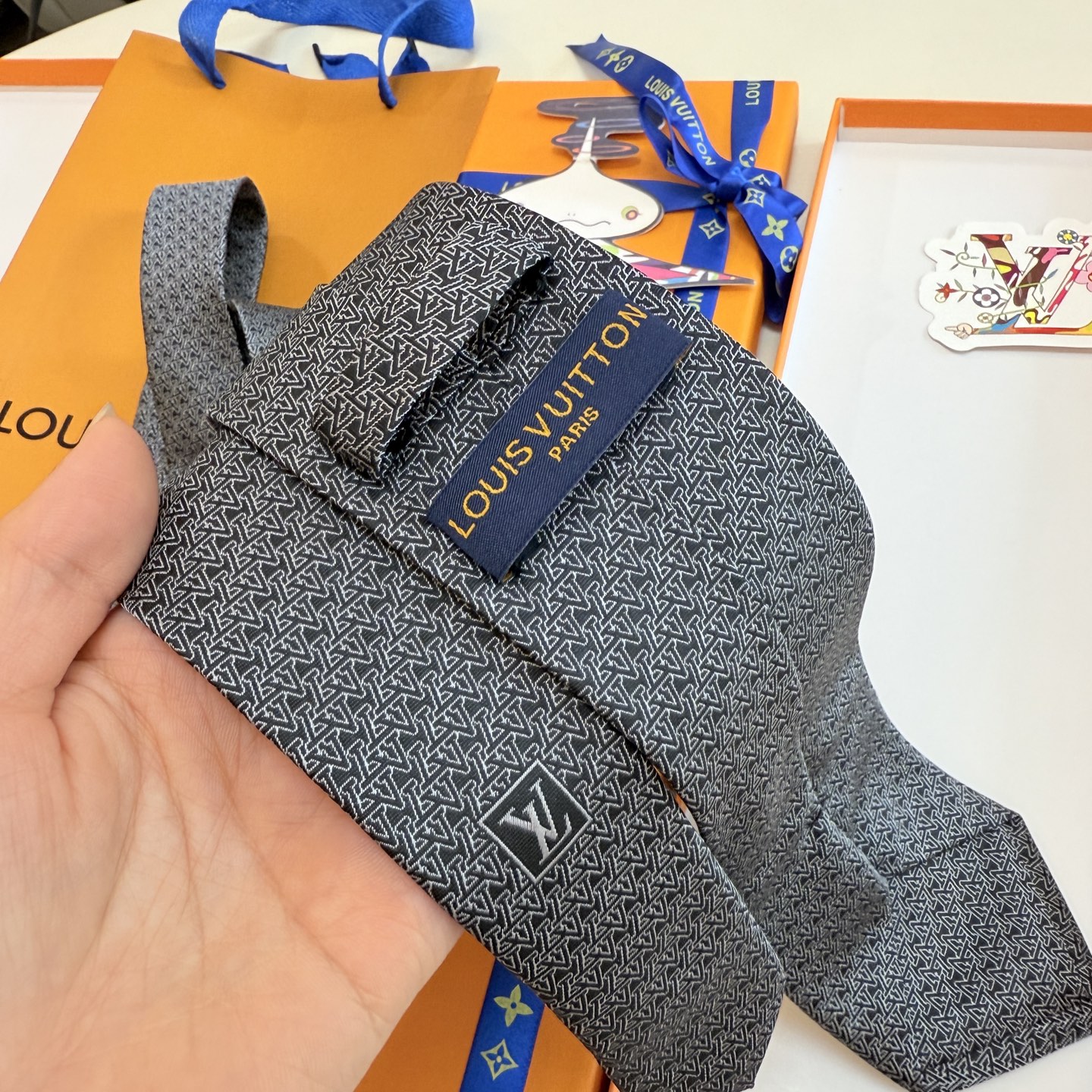 。新款Lv领带，5色！LV男士领带系列👔👔，稀有😻😻展现精湛手工与时尚优雅的理想选择，此款真丝织就的Di