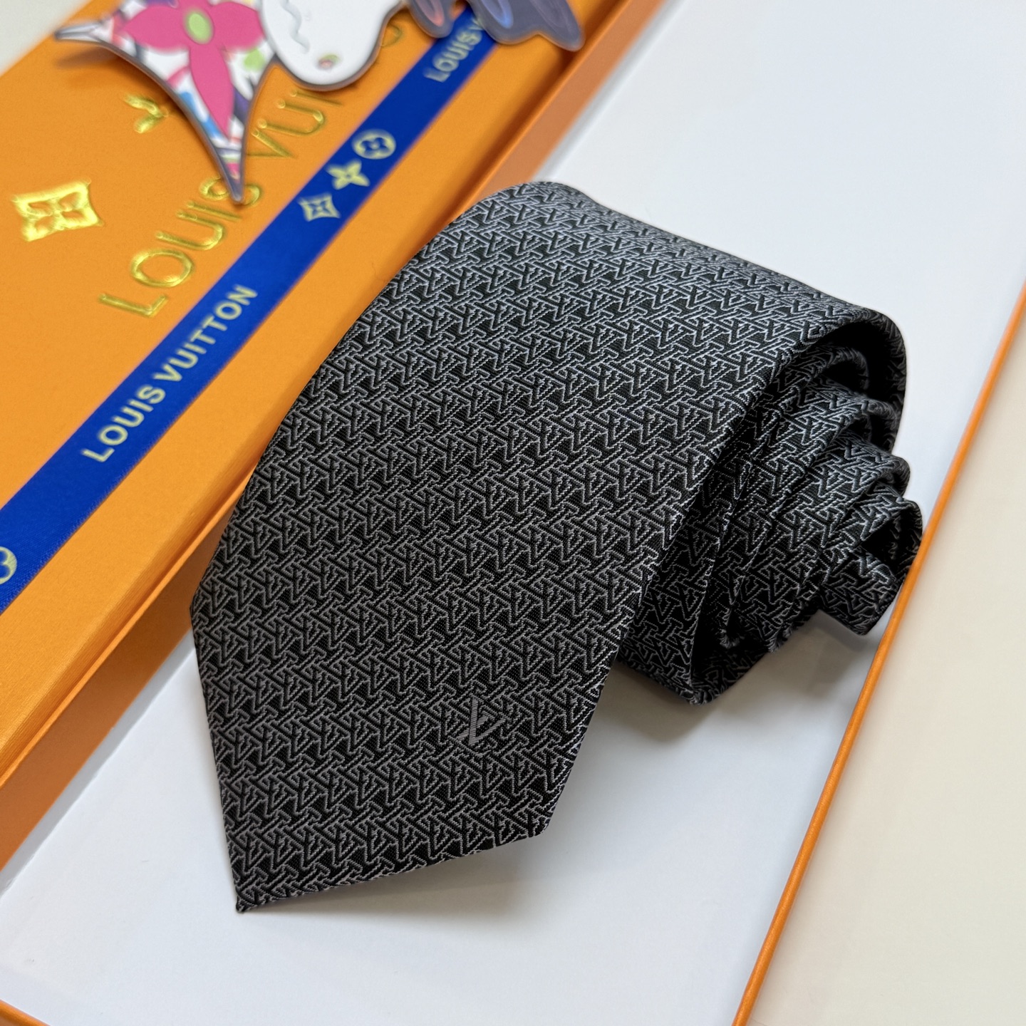 。新款Lv领带，5色！LV男士领带系列👔👔，稀有😻😻展现精湛手工与时尚优雅的理想选择，此款真丝织就的Di