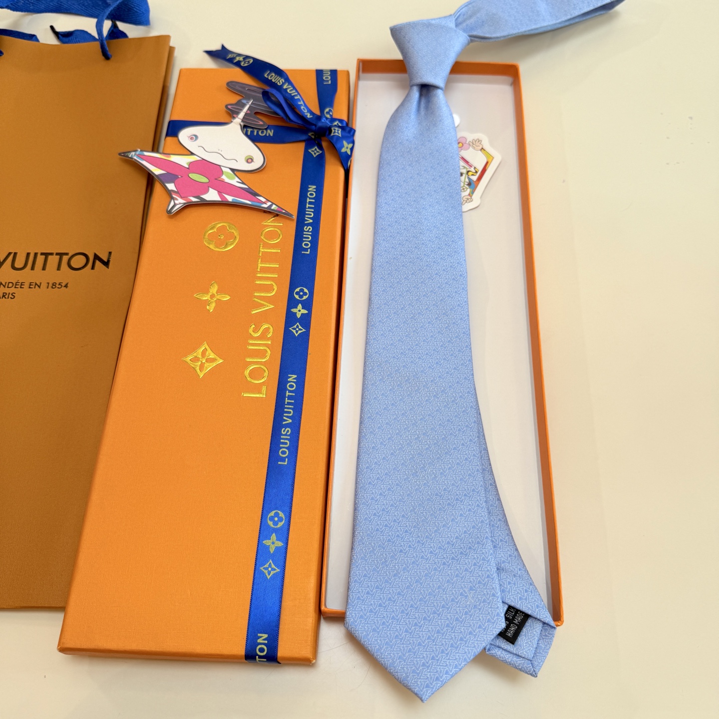 。新款Lv领带，5色！LV男士领带系列👔👔，稀有😻😻展现精湛手工与时尚优雅的理想选择，此款真丝织就的Di