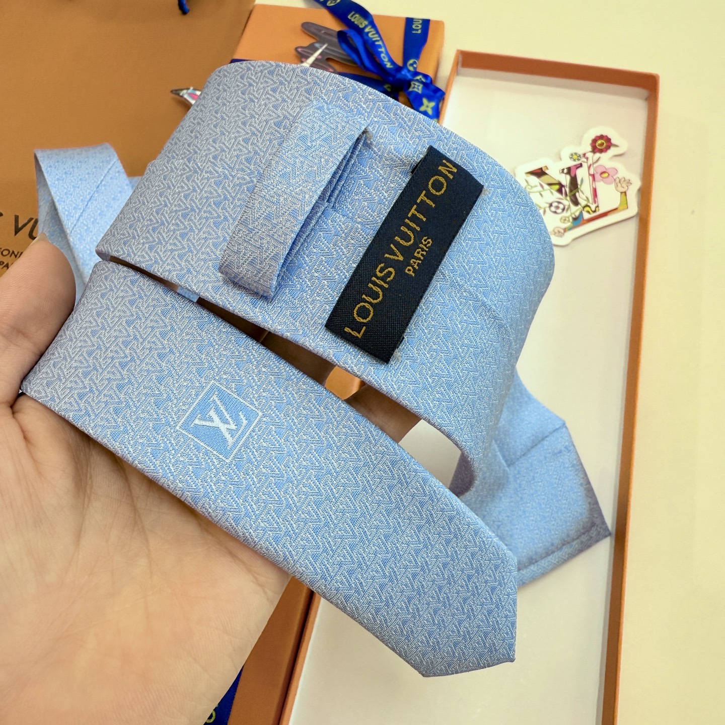 。新款Lv领带，5色！LV男士领带系列👔👔，稀有😻😻展现精湛手工与时尚优雅的理想选择，此款真丝织就的Di