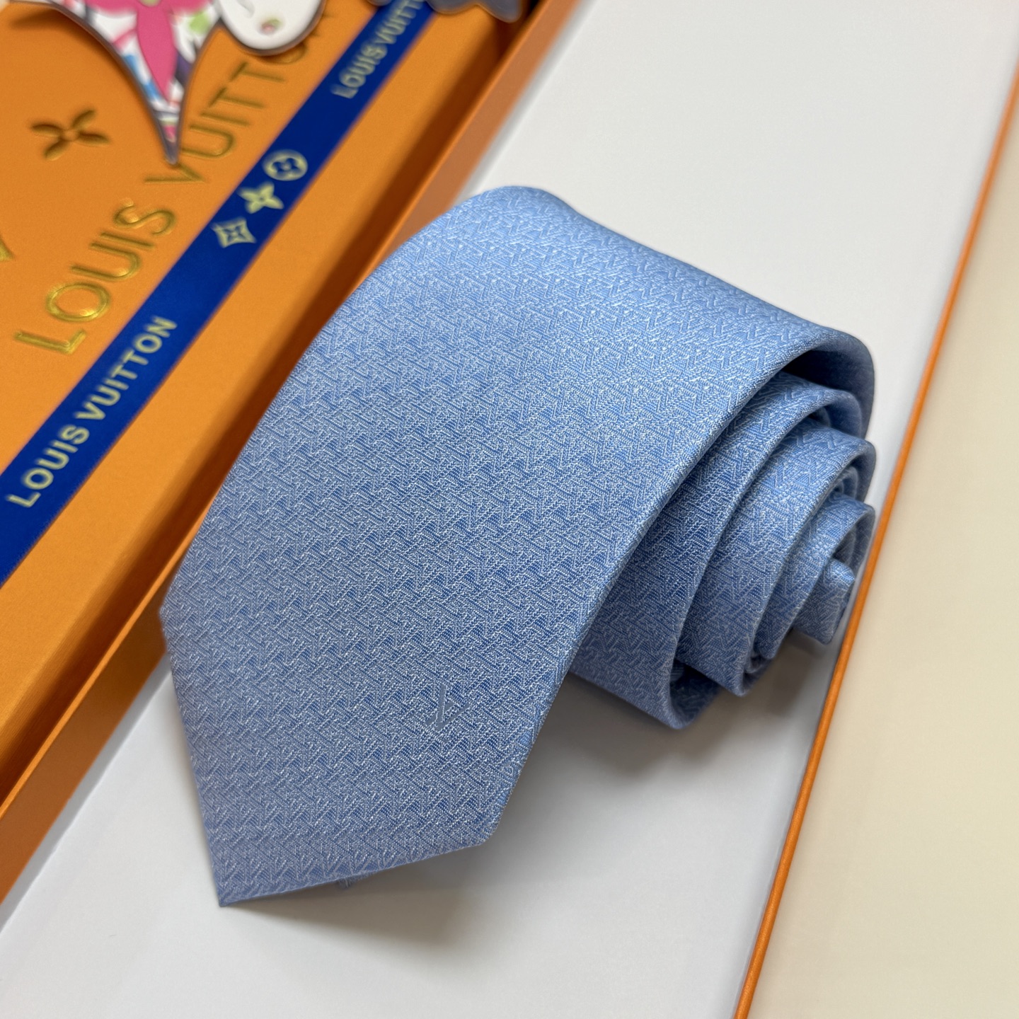 。新款Lv领带，5色！LV男士领带系列👔👔，稀有😻😻展现精湛手工与时尚优雅的理想选择，此款真丝织就的Di