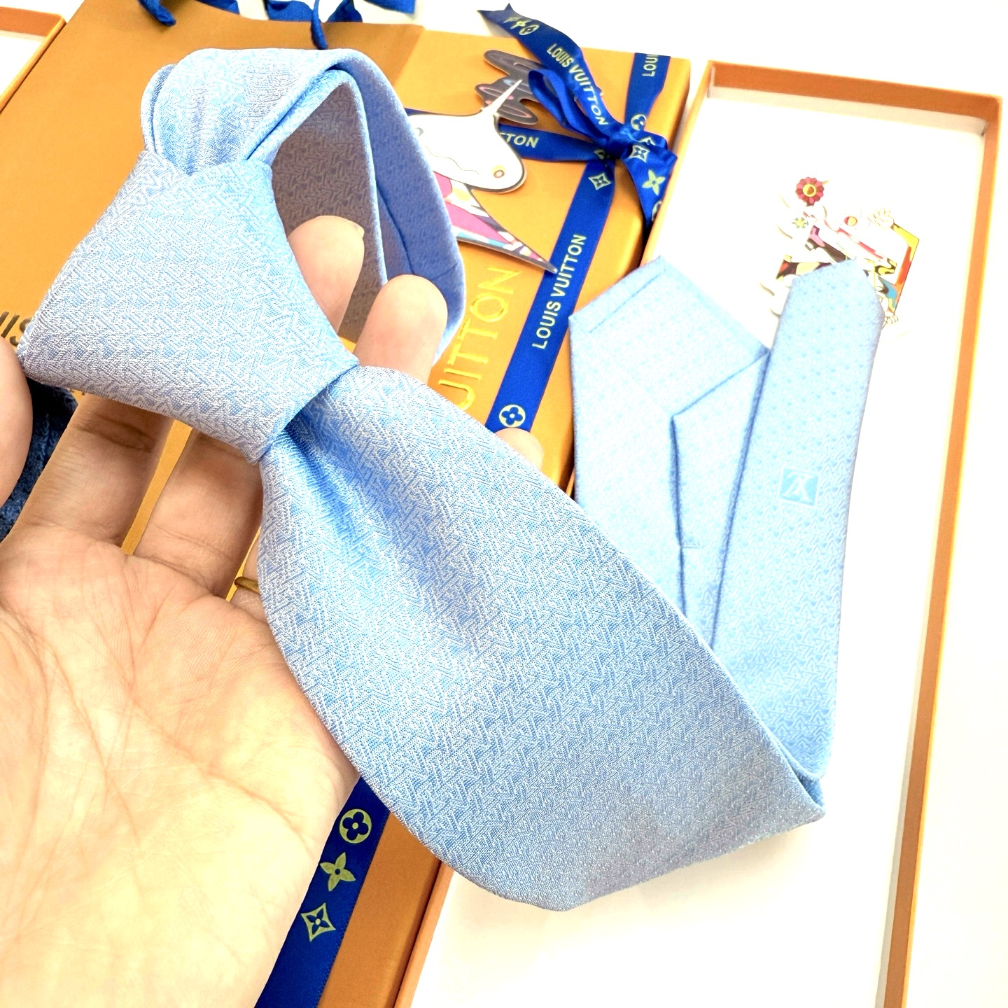。新款Lv领带，5色！LV男士领带系列👔👔，稀有😻😻展现精湛手工与时尚优雅的理想选择，此款真丝织就的Di