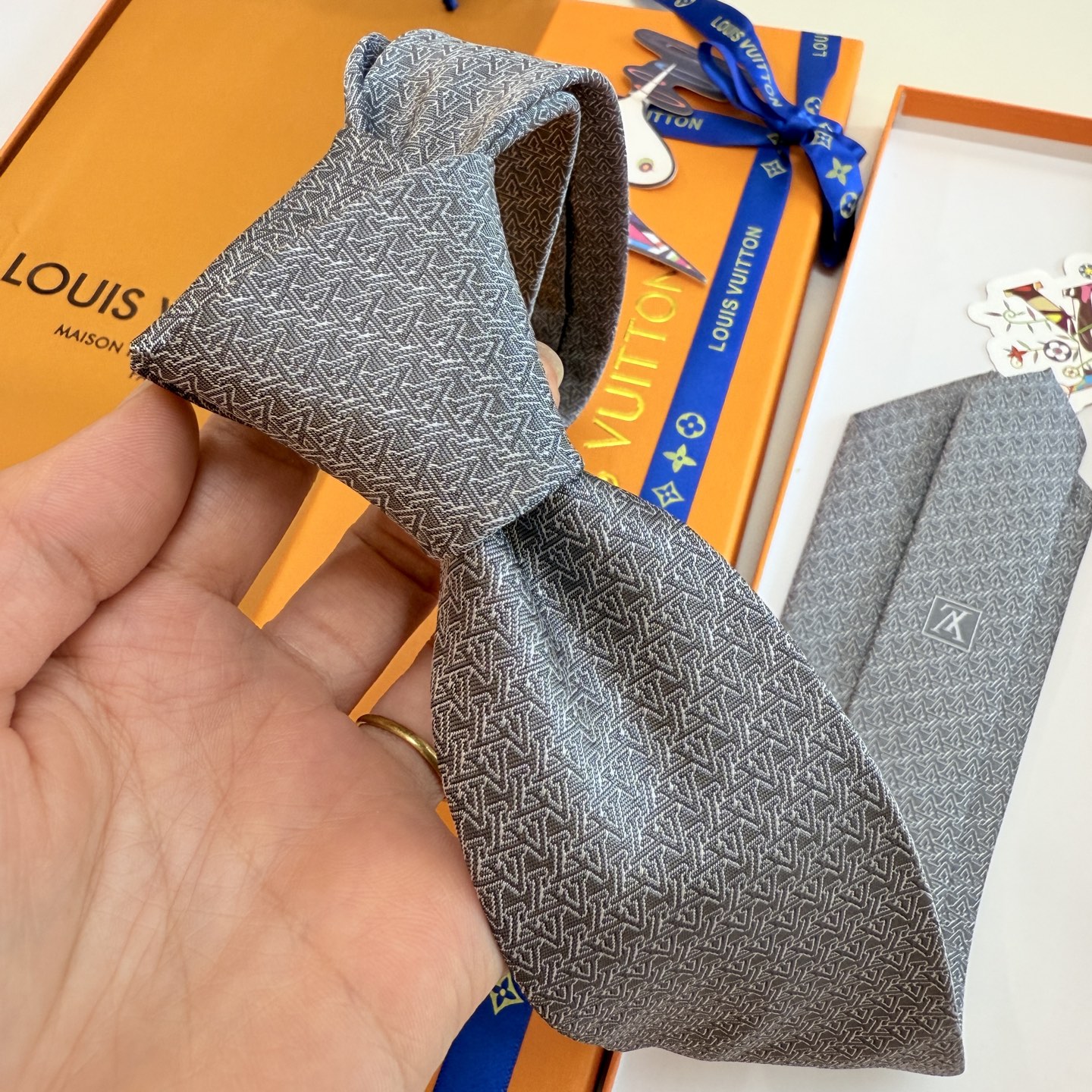。新款Lv领带，5色！LV男士领带系列👔👔，稀有😻😻展现精湛手工与时尚优雅的理想选择，此款真丝织就的Di