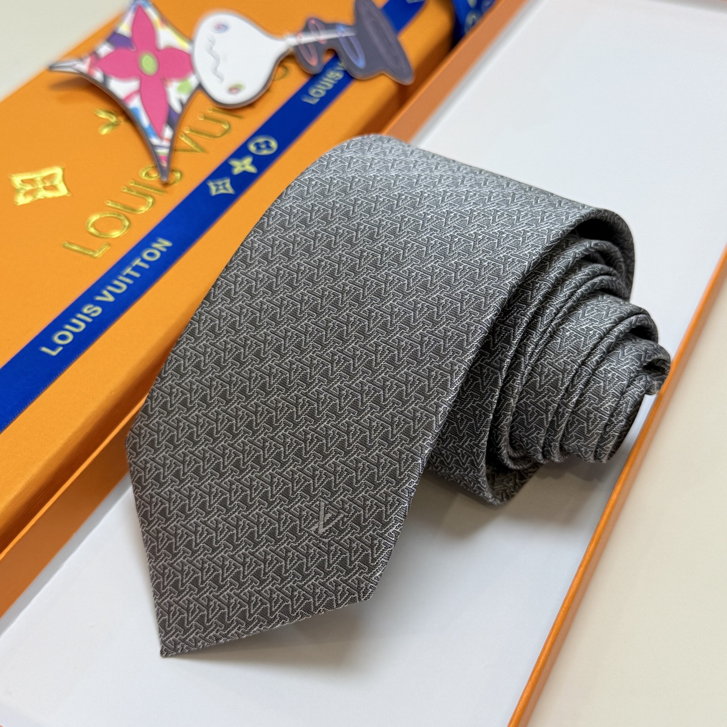 。新款Lv领带，5色！LV男士领带系列👔👔，稀有😻😻展现精湛手工与时尚优雅的理想选择，此款真丝织就的Di