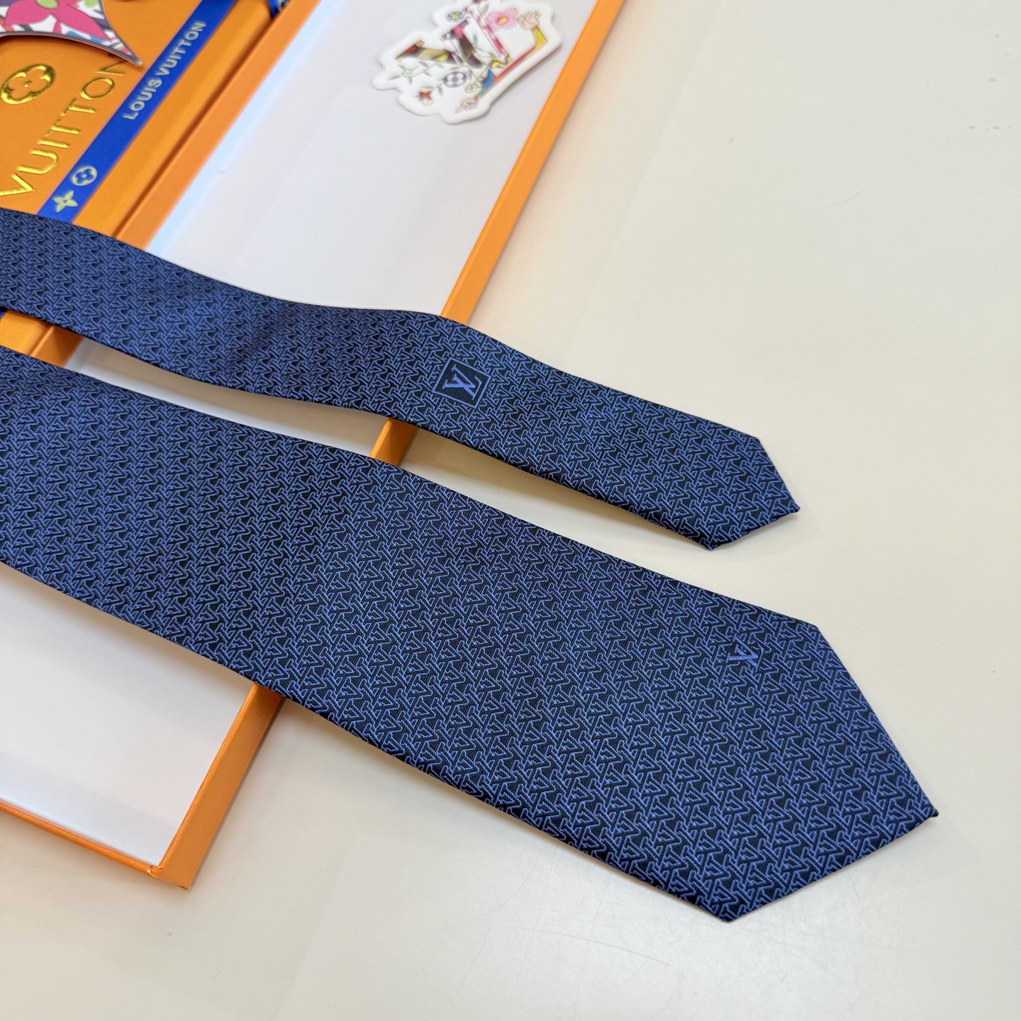 。新款Lv领带，5色！LV男士领带系列👔👔，稀有😻😻展现精湛手工与时尚优雅的理想选择，此款真丝织就的Di