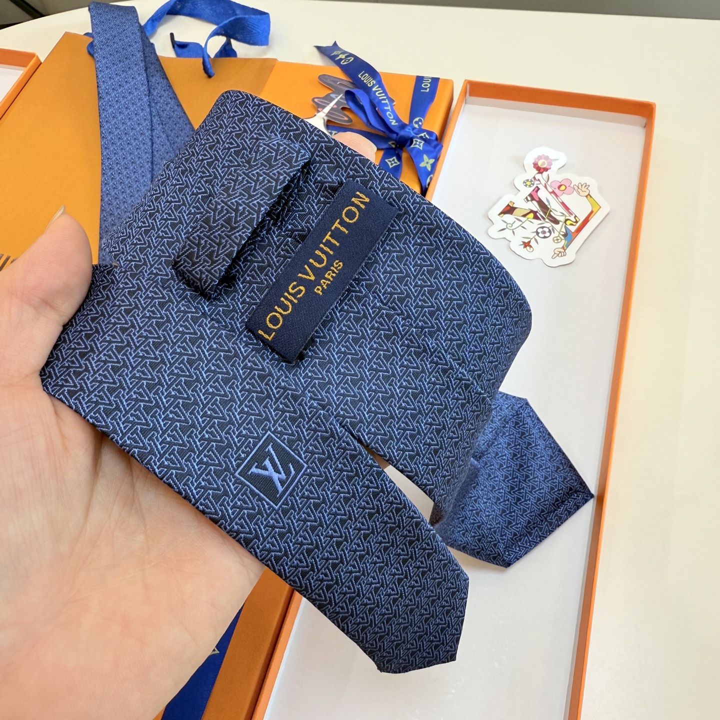 。新款Lv领带，5色！LV男士领带系列👔👔，稀有😻😻展现精湛手工与时尚优雅的理想选择，此款真丝织就的Di