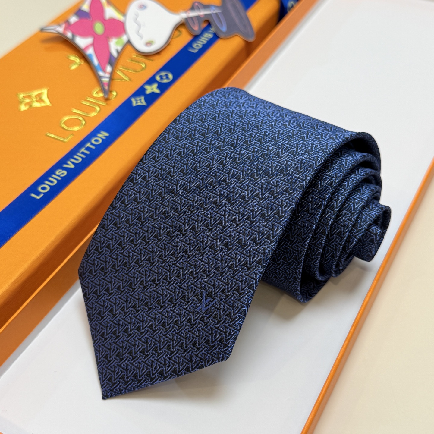 。新款Lv领带，5色！LV男士领带系列👔👔，稀有😻😻展现精湛手工与时尚优雅的理想选择，此款真丝织就的Di
