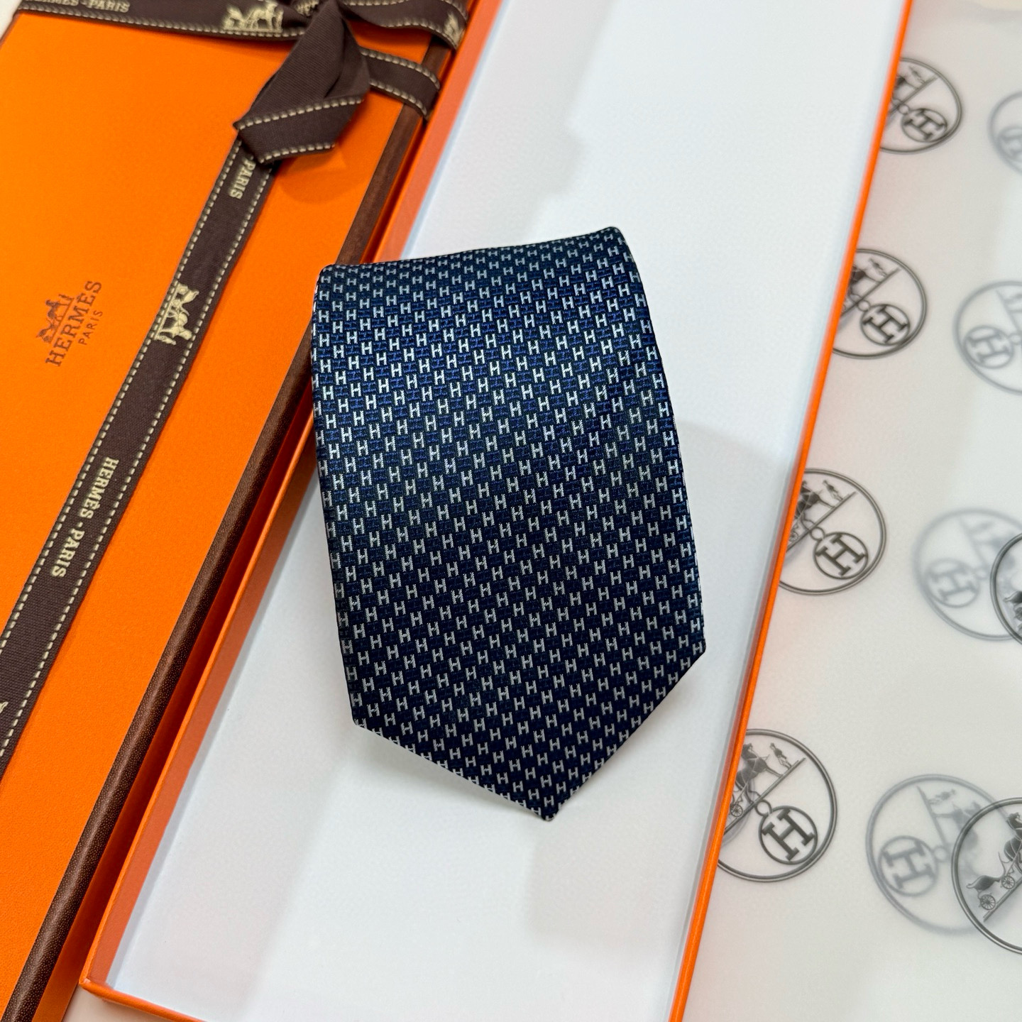 特价。出货啦‼️‼️爱马仕H幻影男士新款领带系列👔👔，让男士可以充分展示自己个性。100%顶级斜纹真丝手