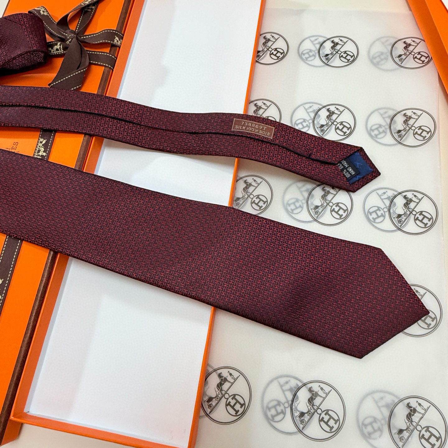 特价。出货啦‼️‼️爱马仕H幻影男士新款领带系列👔👔，让男士可以充分展示自己个性。100%顶级斜纹真丝手