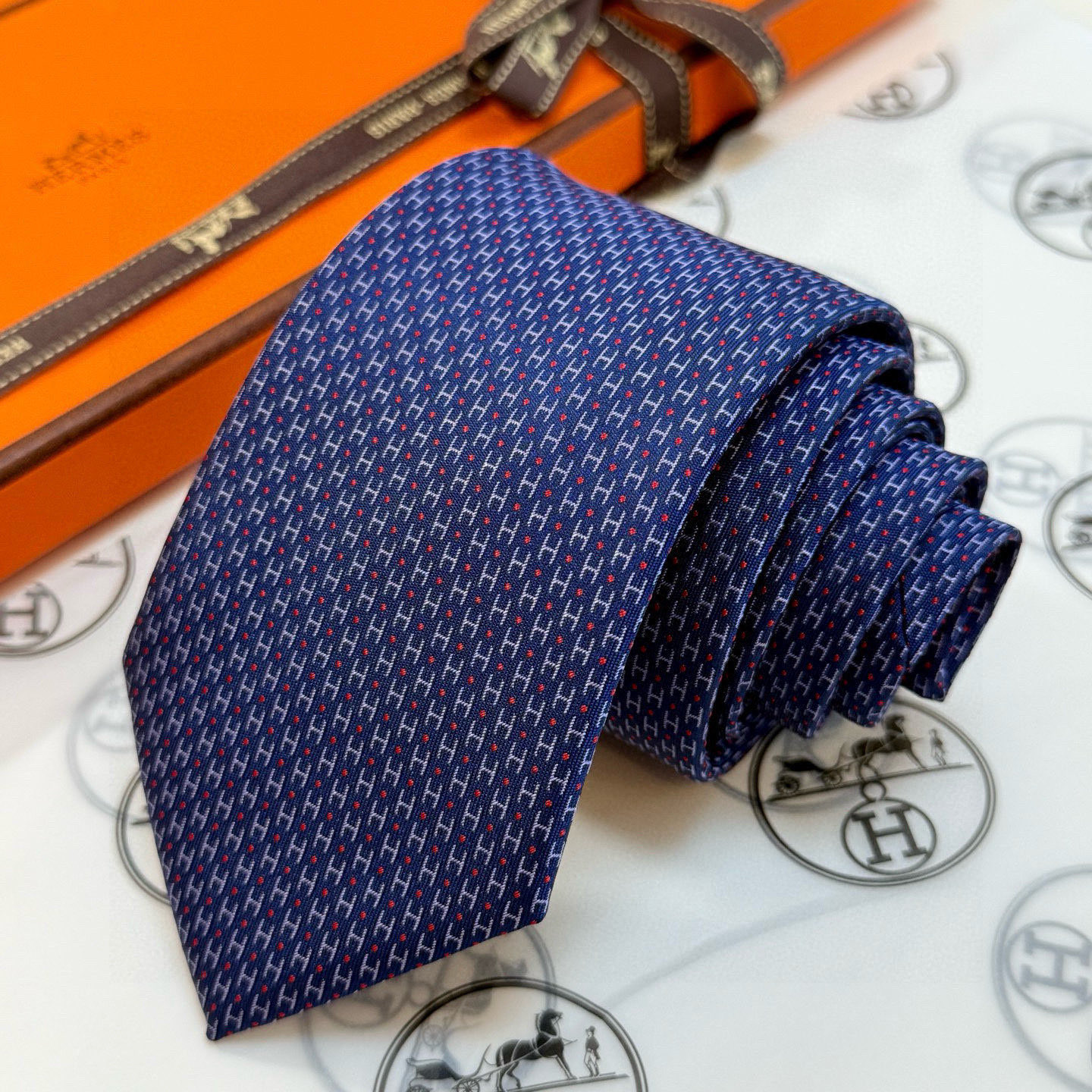 特价。男士新款领带系列【H圆点领带】👔👔，稀有😻😻H家每年都有一千条不同印花的领带面世，从最初的多以几何
