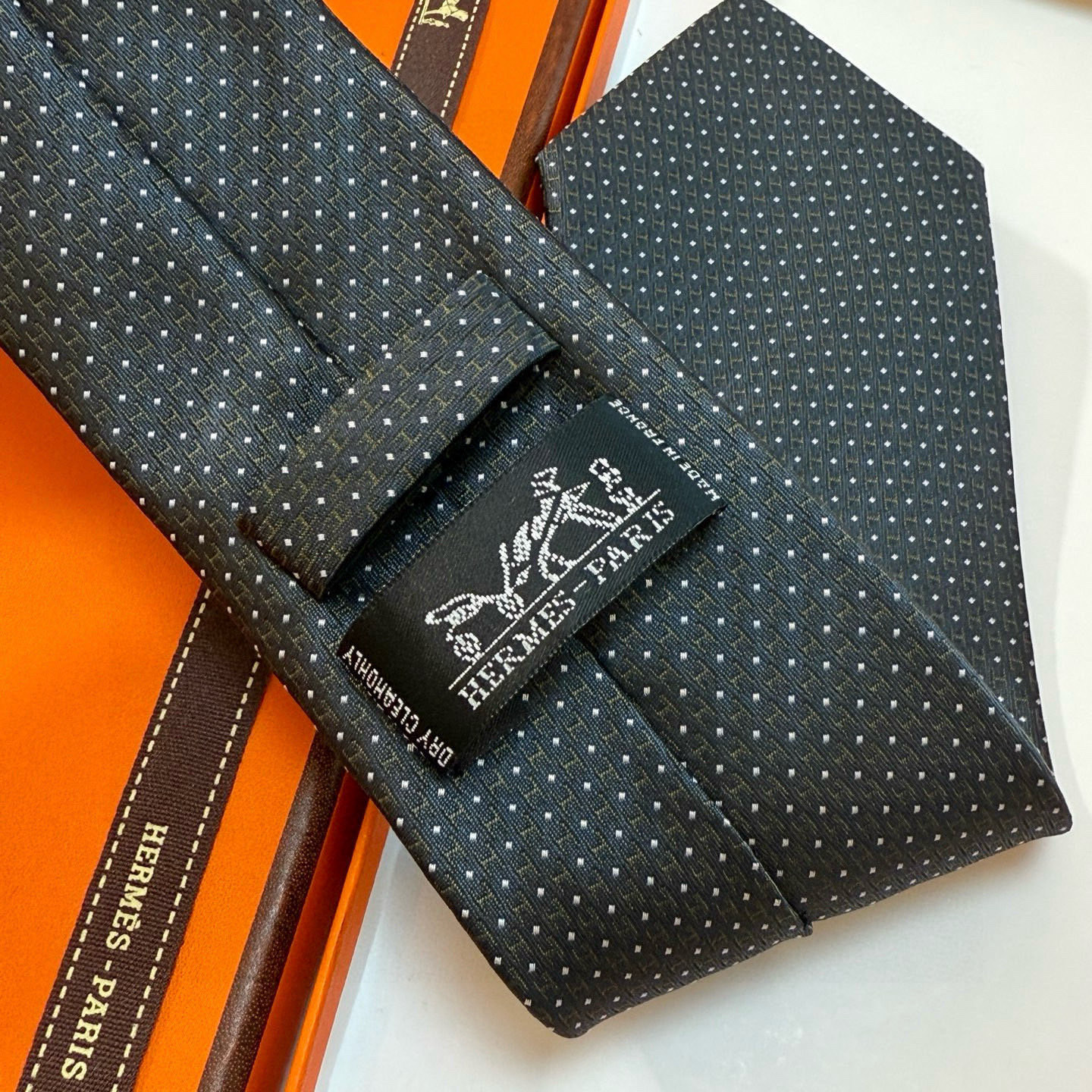 特价。男士新款领带系列【H圆点领带】👔👔，稀有😻😻H家每年都有一千条不同印花的领带面世，从最初的多以几何