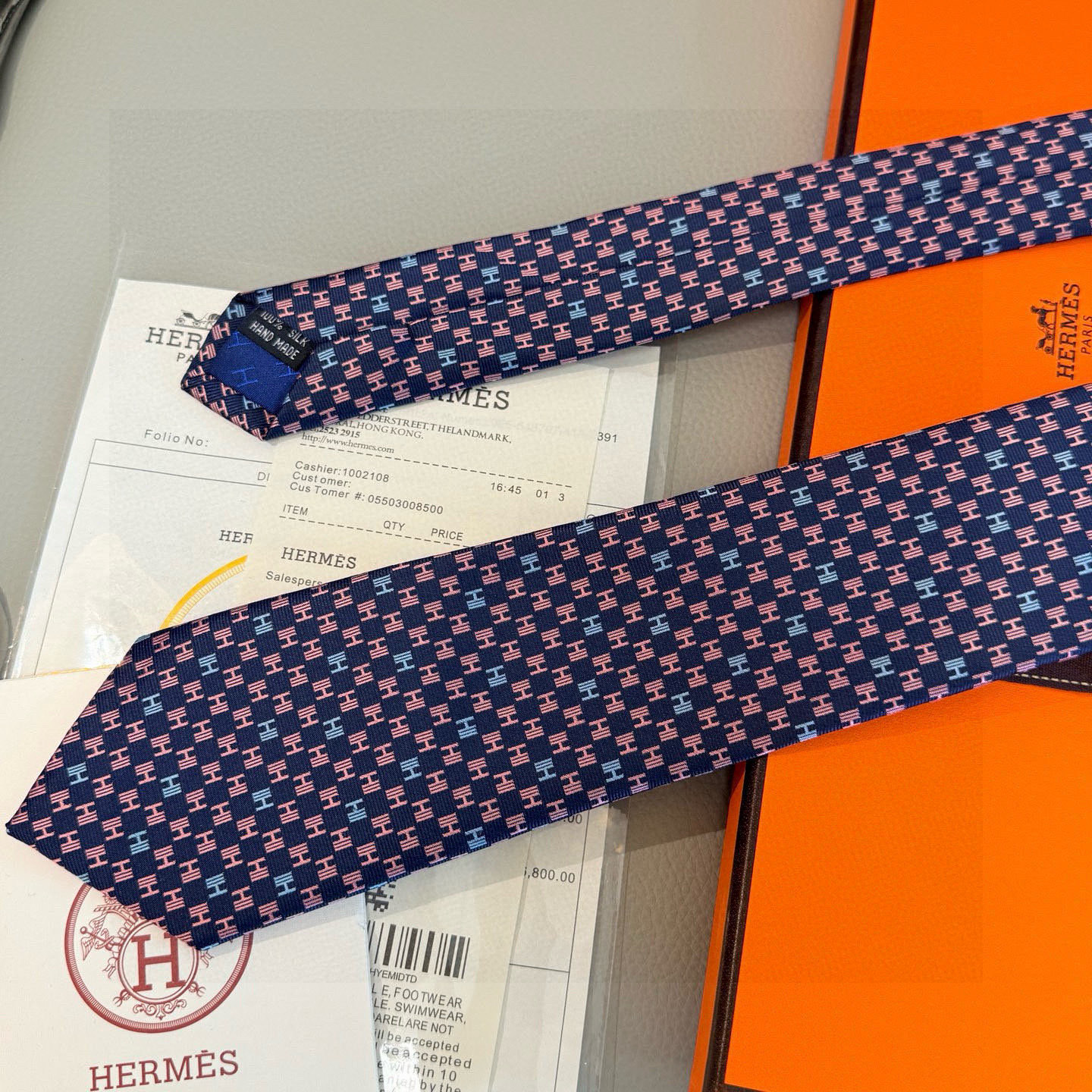 特价。，官方同步新款 男士领带，稀有H家每年都有一千条不同印花的领带面世，从最初的多以几何图案表现骑术活