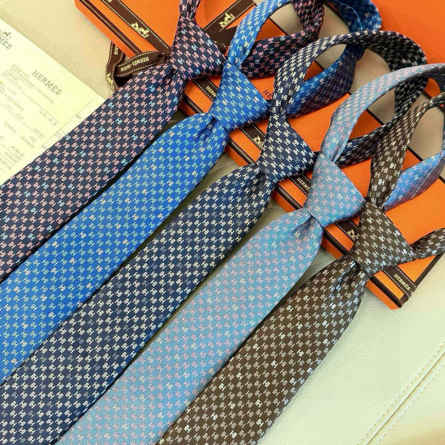 特价。，官方同步新款 男士领带，稀有H家每年都有一千条不同印花的领带面世，从最初的多以几何图案表现骑术活