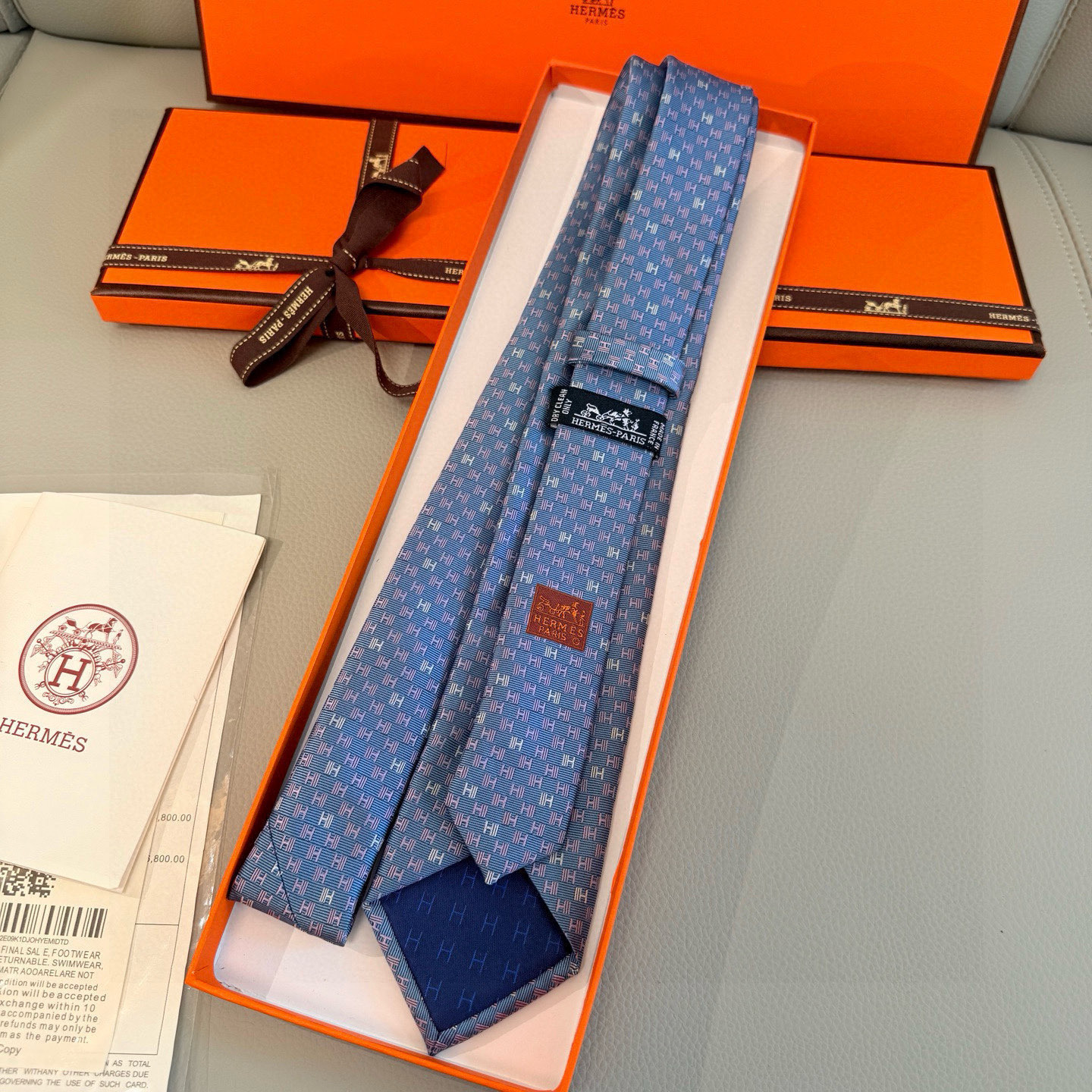 特价。，官方同步新款 男士领带，稀有H家每年都有一千条不同印花的领带面世，从最初的多以几何图案表现骑术活