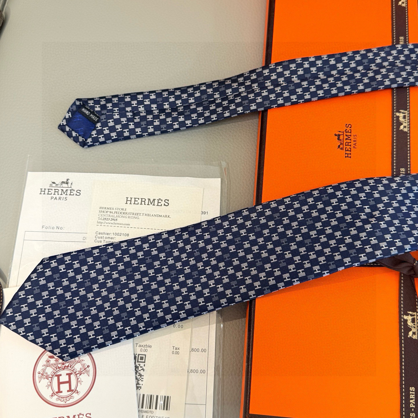 特价。，官方同步新款 男士领带，稀有H家每年都有一千条不同印花的领带面世，从最初的多以几何图案表现骑术活