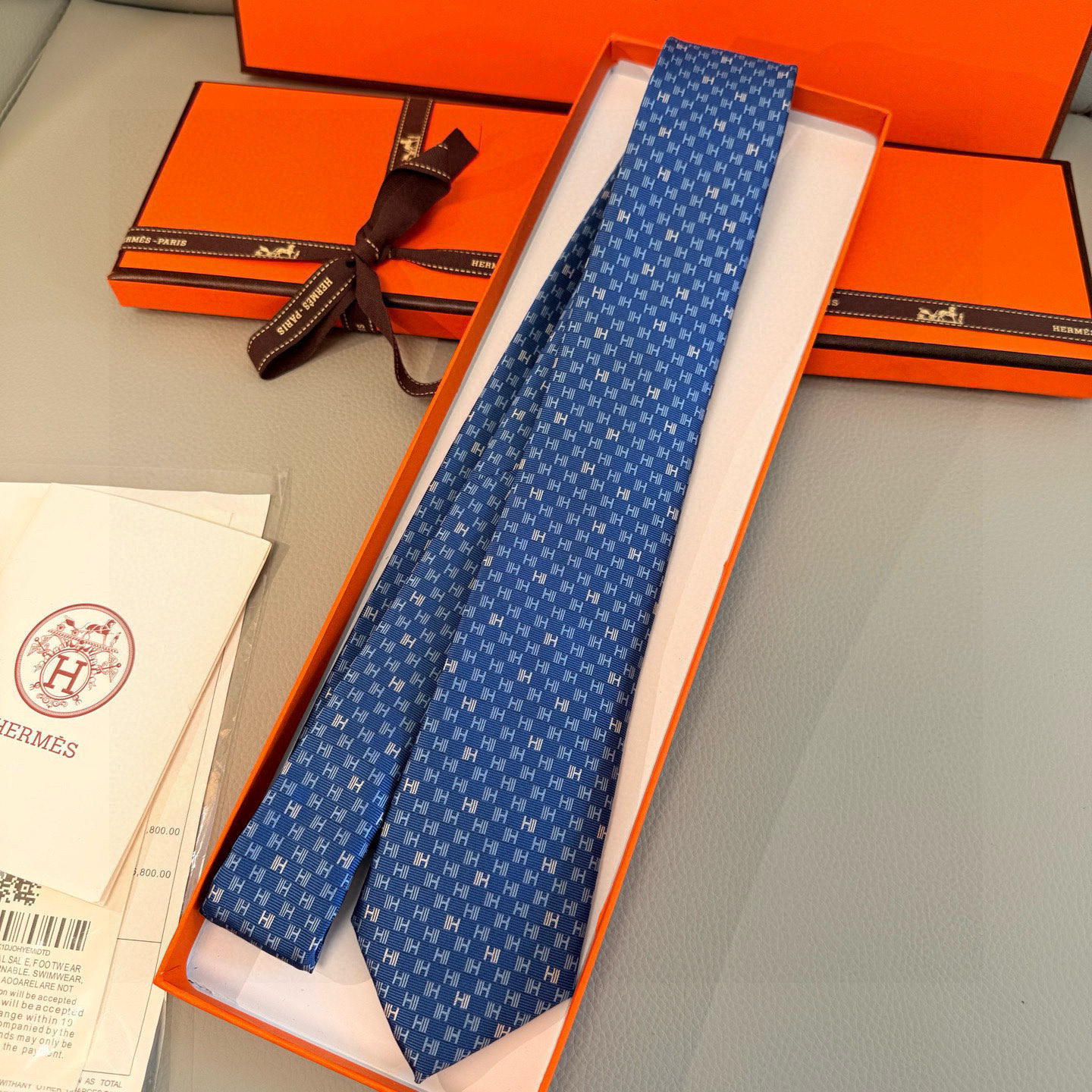 特价。，官方同步新款 男士领带，稀有H家每年都有一千条不同印花的领带面世，从最初的多以几何图案表现骑术活