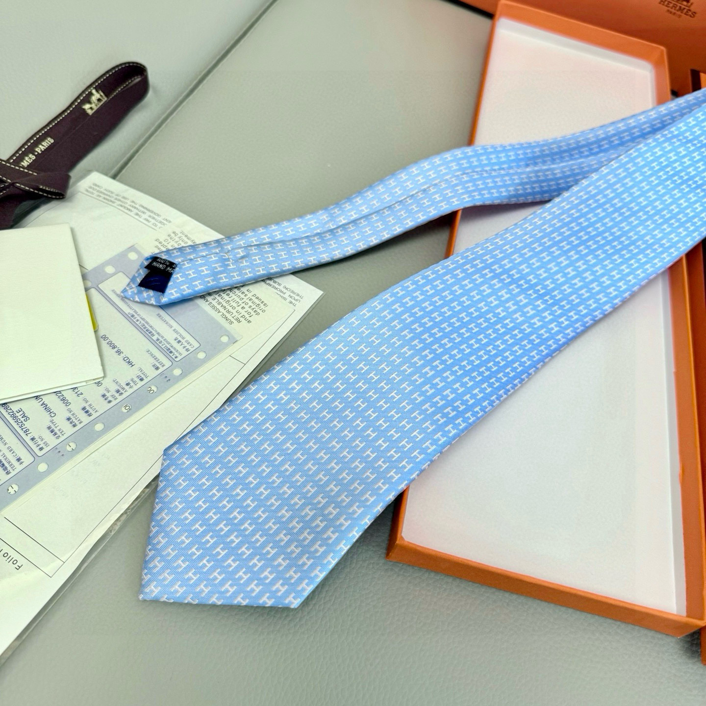 特价。男士新款领带系列【H字母图案领带】👔👔，稀有H家每年都有一千条不同印花的领带面世，从最初的多以几何