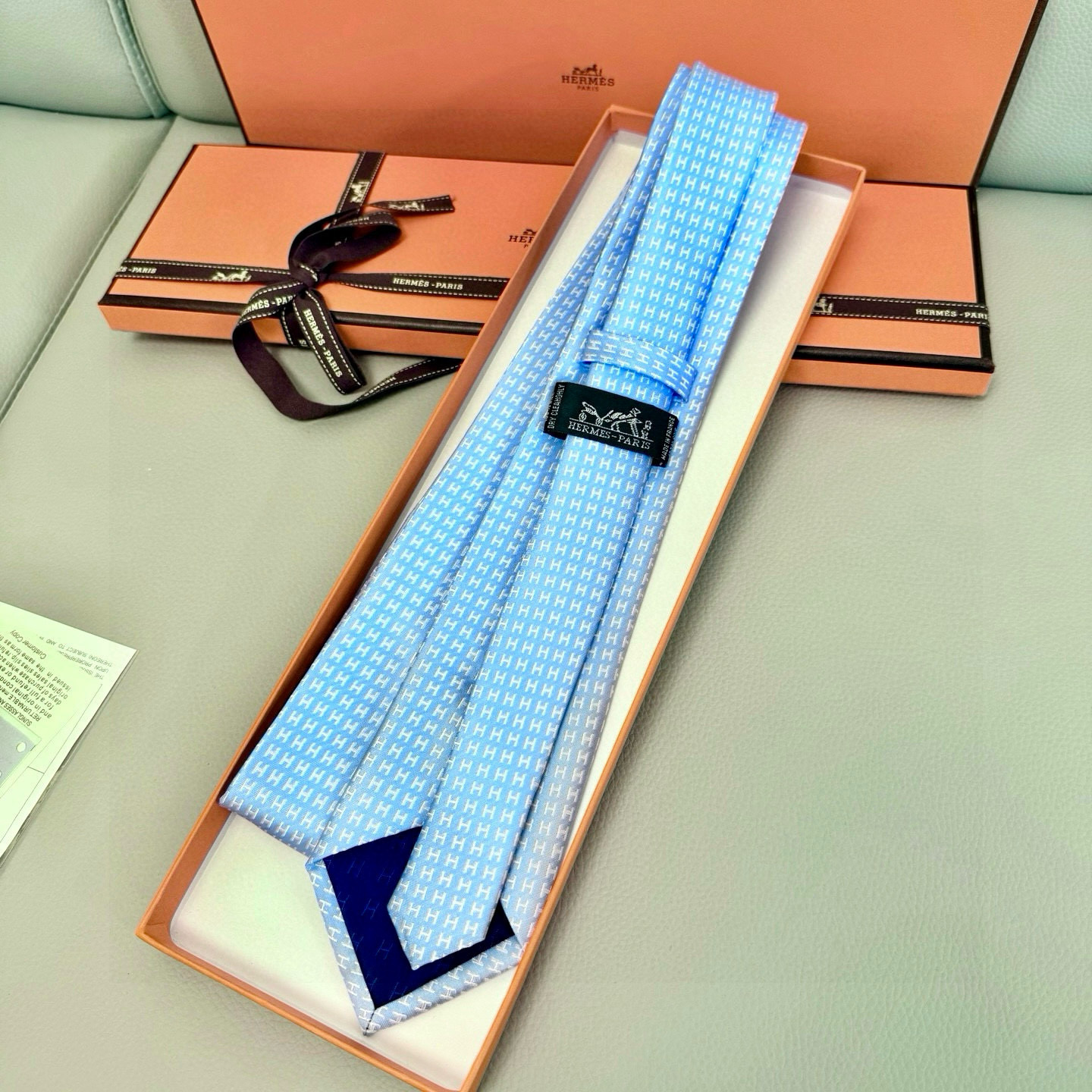 特价。男士新款领带系列【H字母图案领带】👔👔，稀有H家每年都有一千条不同印花的领带面世，从最初的多以几何