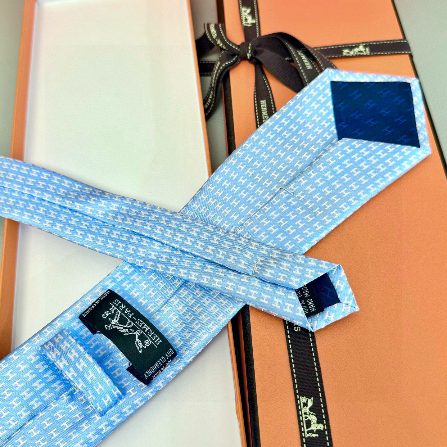 特价。男士新款领带系列【H字母图案领带】👔👔，稀有H家每年都有一千条不同印花的领带面世，从最初的多以几何