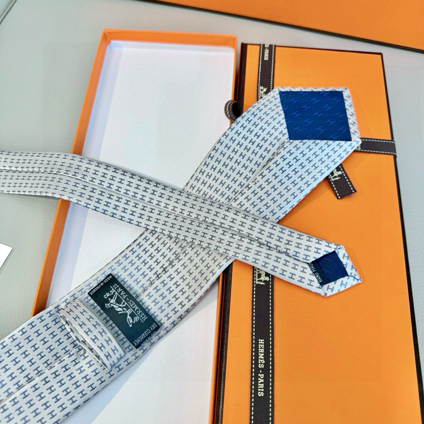 特价。男士新款领带系列【H字母图案领带】👔👔，稀有H家每年都有一千条不同印花的领带面世，从最初的多以几何