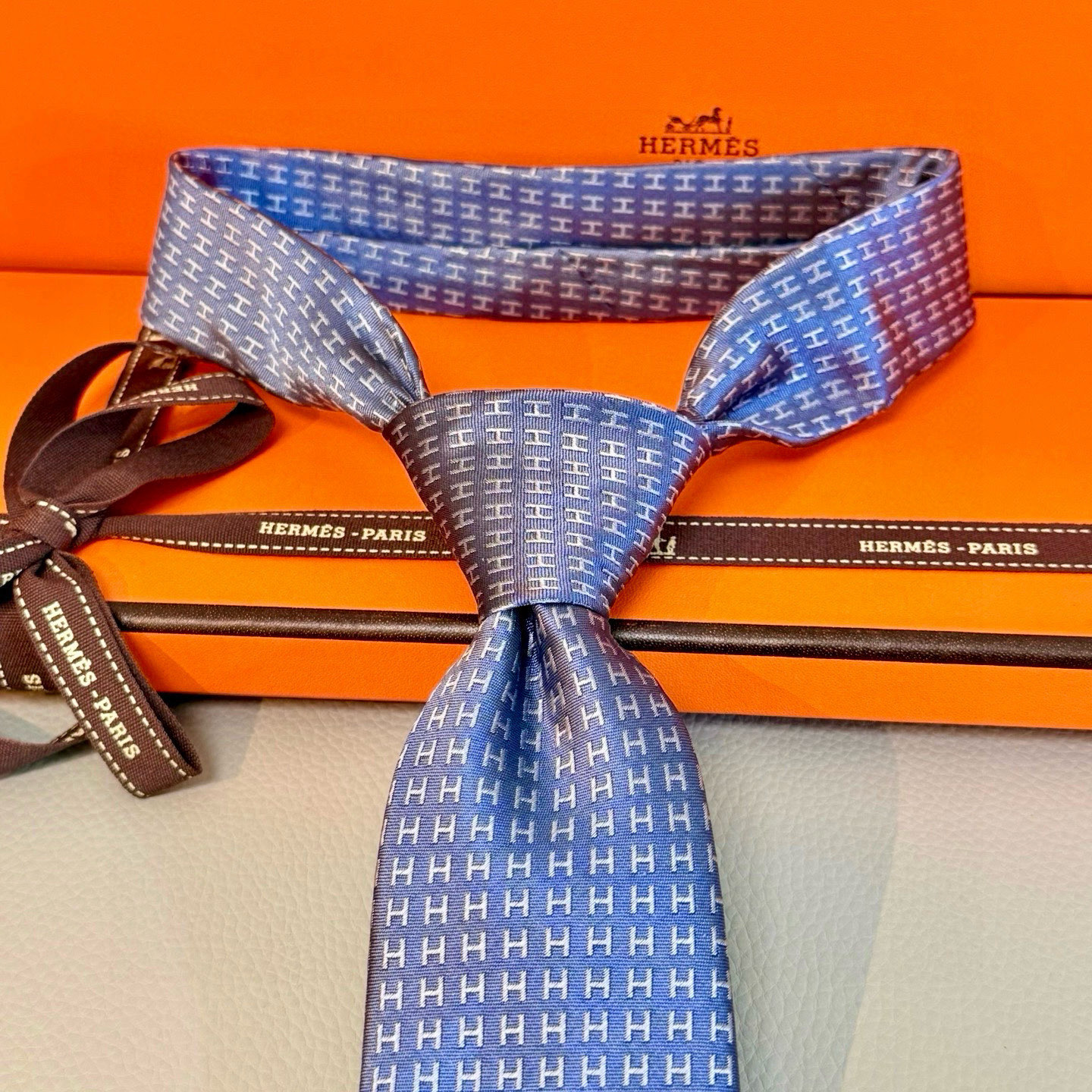 特价。男士新款领带系列【H字母图案领带】👔👔，稀有H家每年都有一千条不同印花的领带面世，从最初的多以几何
