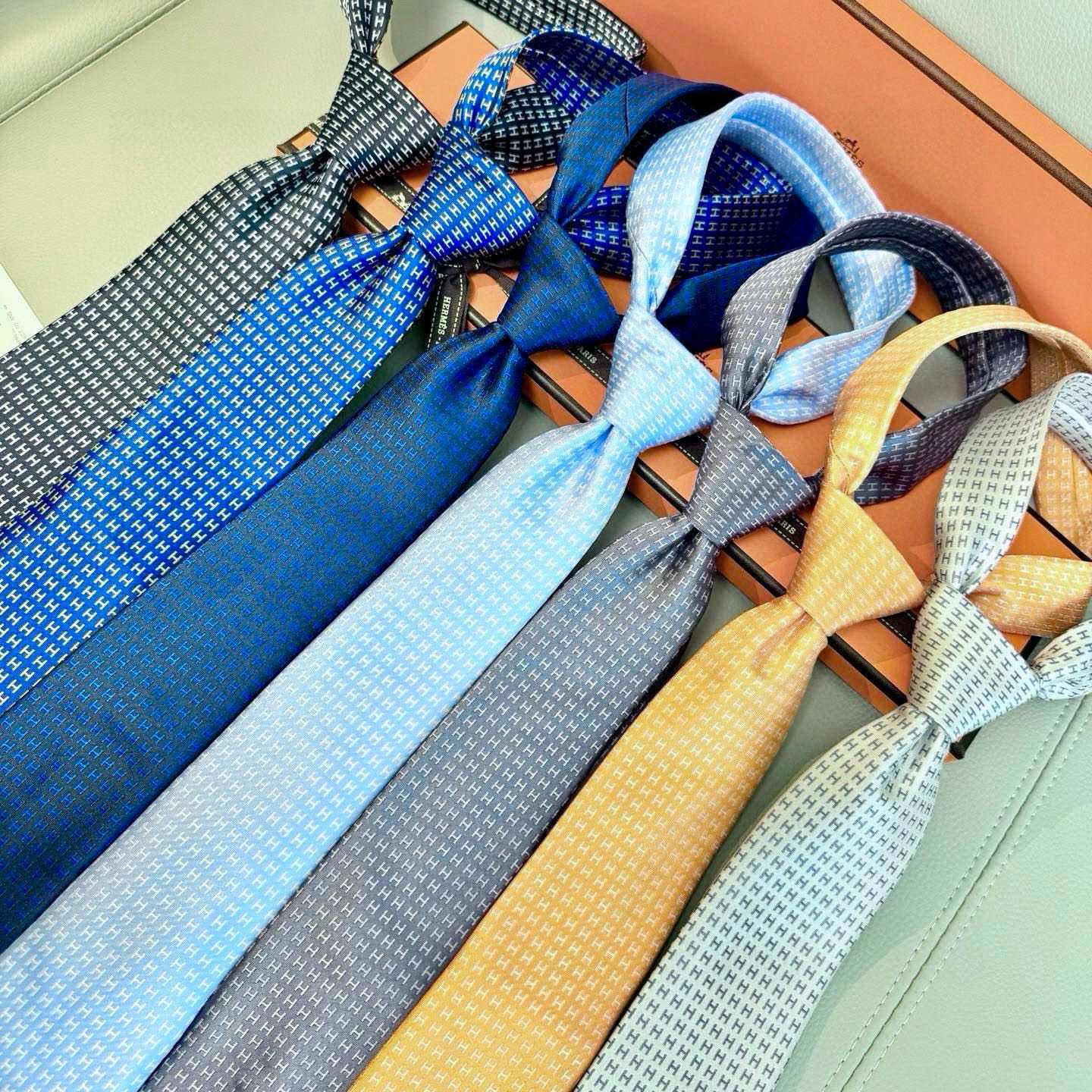 特价。男士新款领带系列【H字母图案领带】👔👔，稀有H家每年都有一千条不同印花的领带面世，从最初的多以几何
