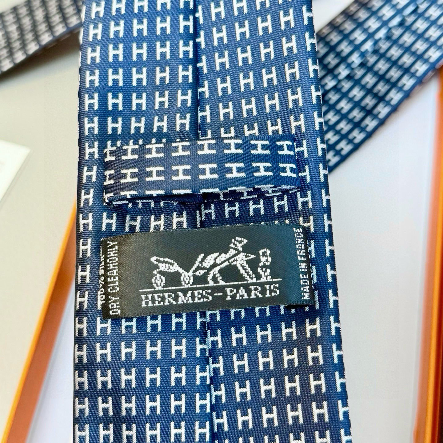 特价。男士新款领带系列【H字母图案领带】👔👔，稀有H家每年都有一千条不同印花的领带面世，从最初的多以几何