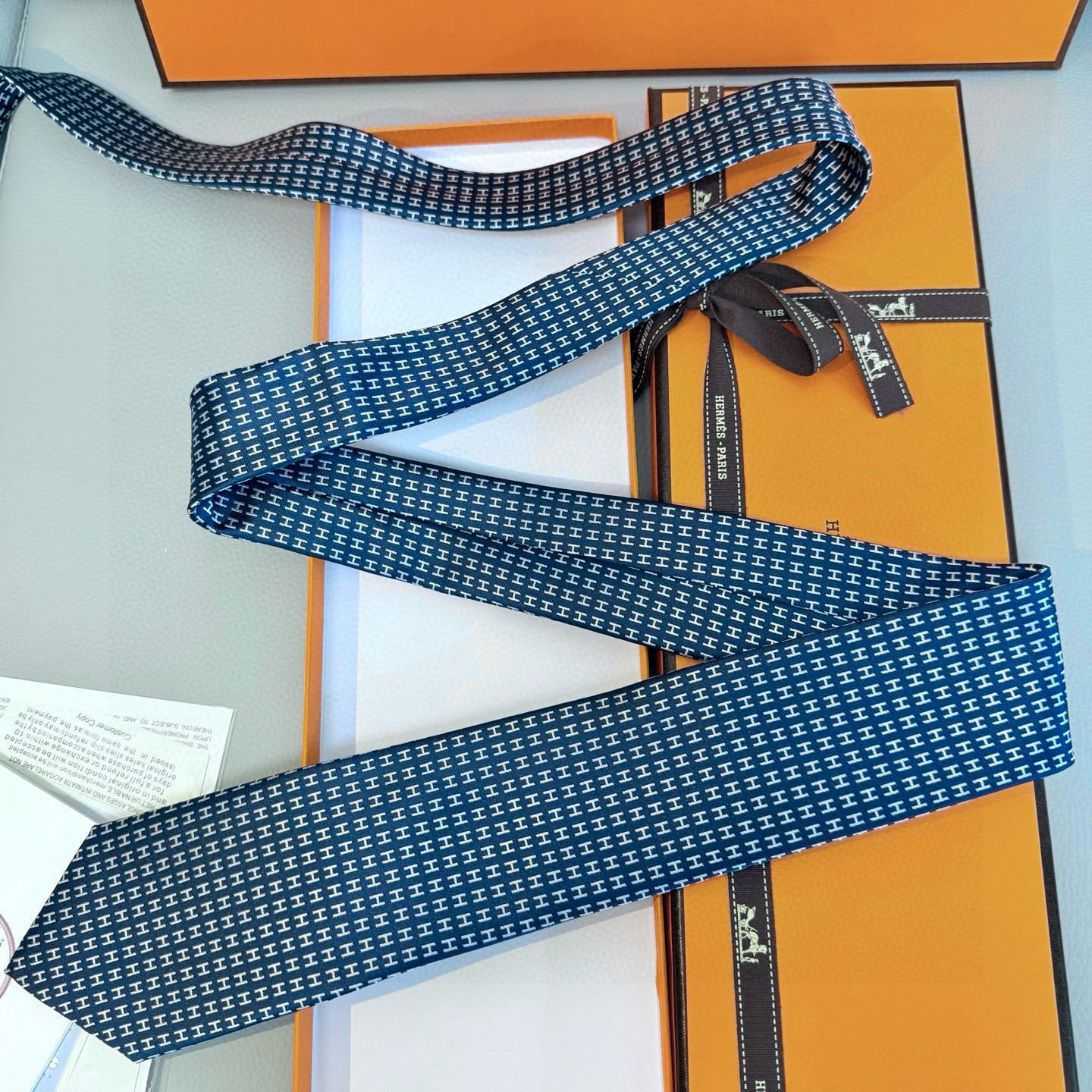 特价。男士新款领带系列【H字母图案领带】👔👔，稀有H家每年都有一千条不同印花的领带面世，从最初的多以几何