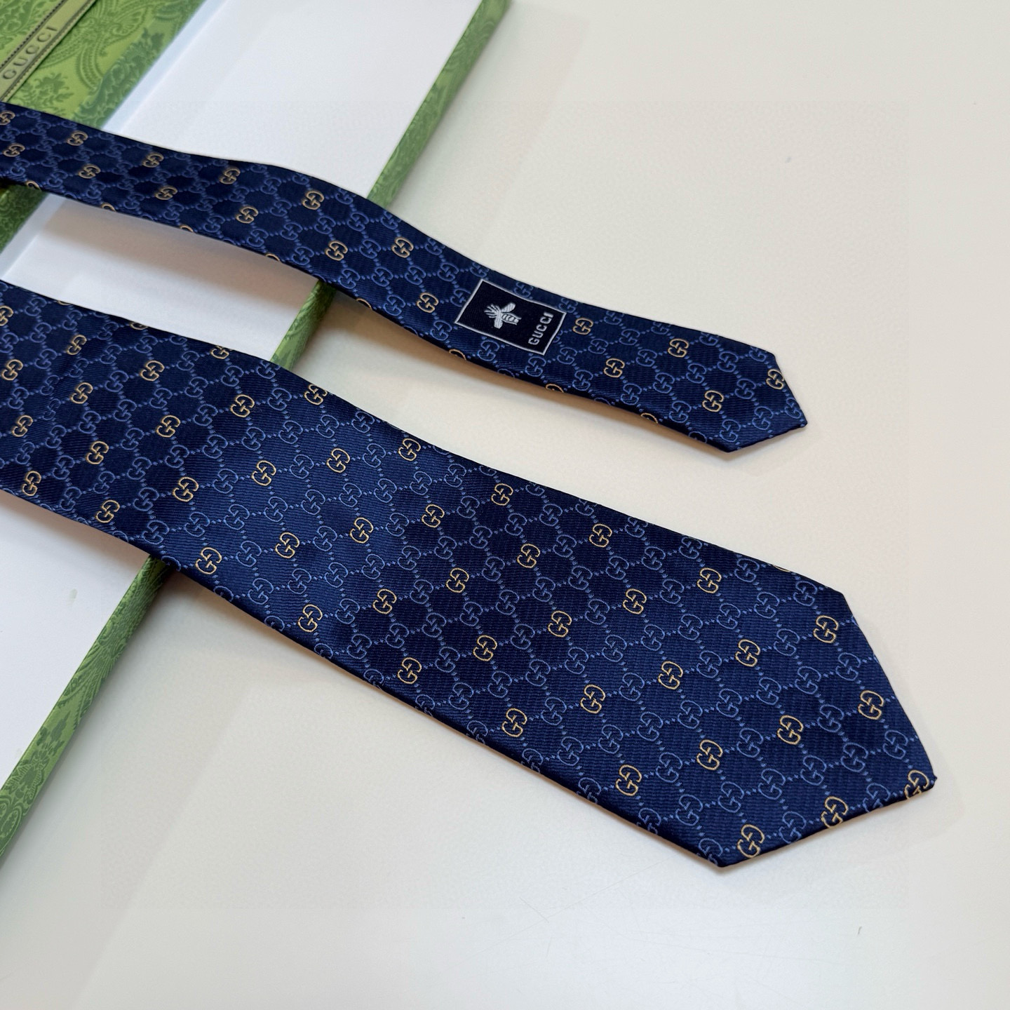 特价。古奇官方同步新款，稀有采用经典小G LOGO提花展现精湛手工与时尚优雅的理想选择，这款领带将标志性