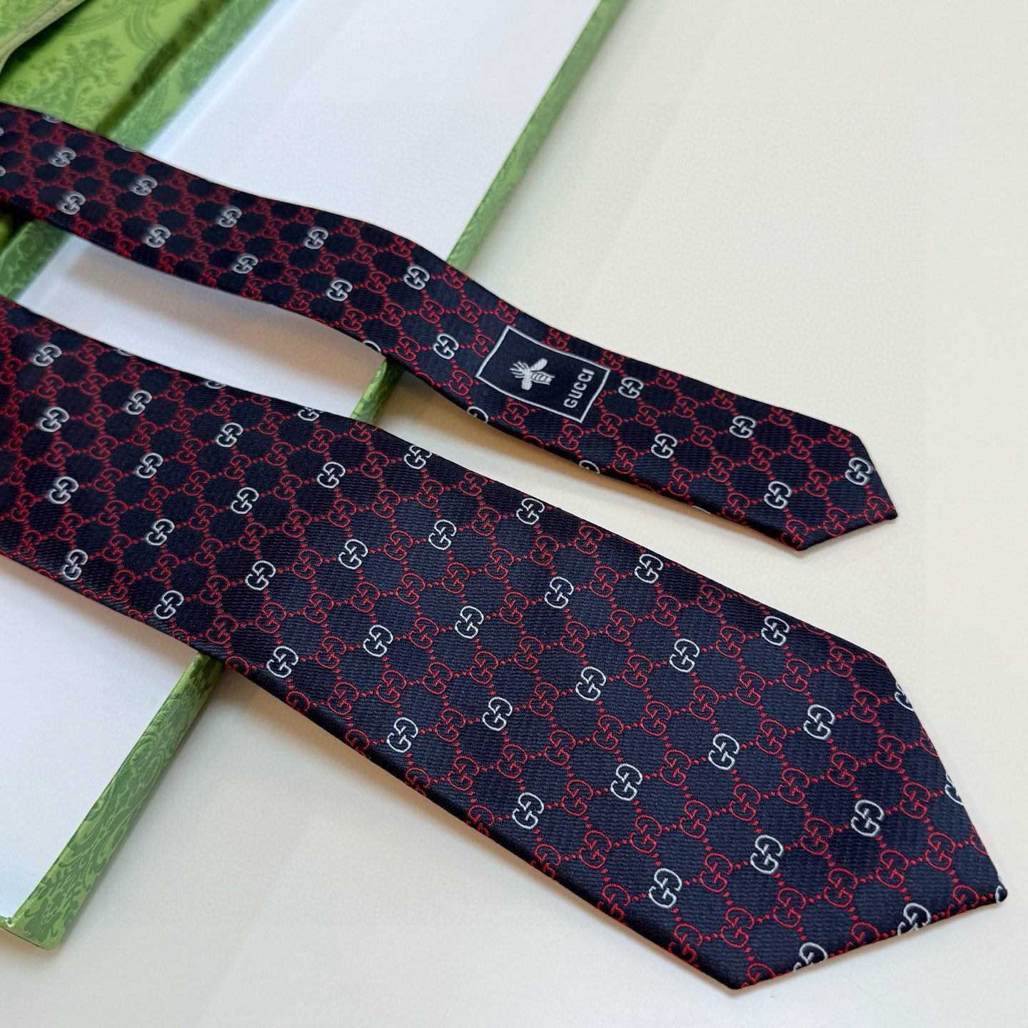 特价。古奇官方同步新款，稀有采用经典小G LOGO提花展现精湛手工与时尚优雅的理想选择，这款领带将标志性