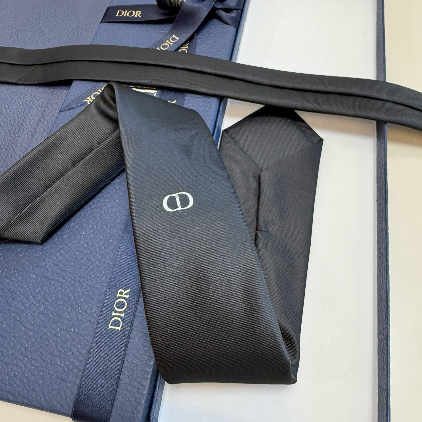 特价。官方同步新款领带，2025年迪奥新款领带💖💖 👔👔Dior男士稀有😻😻展现精湛手工与时尚优雅的理想