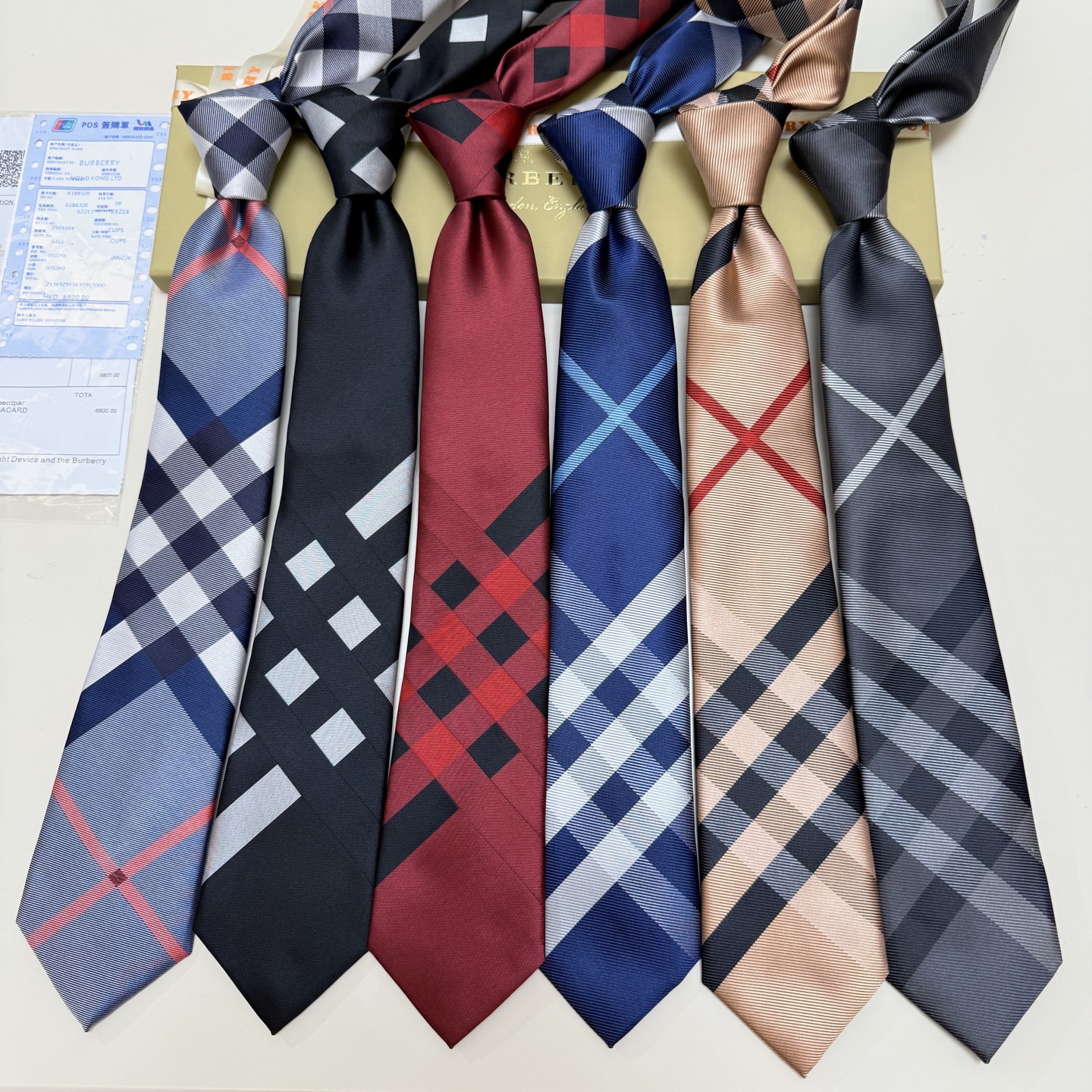特价。巴宝莉专柜同步领带‼️巴宝莉稀有😻😻展现精湛手工与时尚优雅的理想选择，这款采用B家最具标志性的Vi