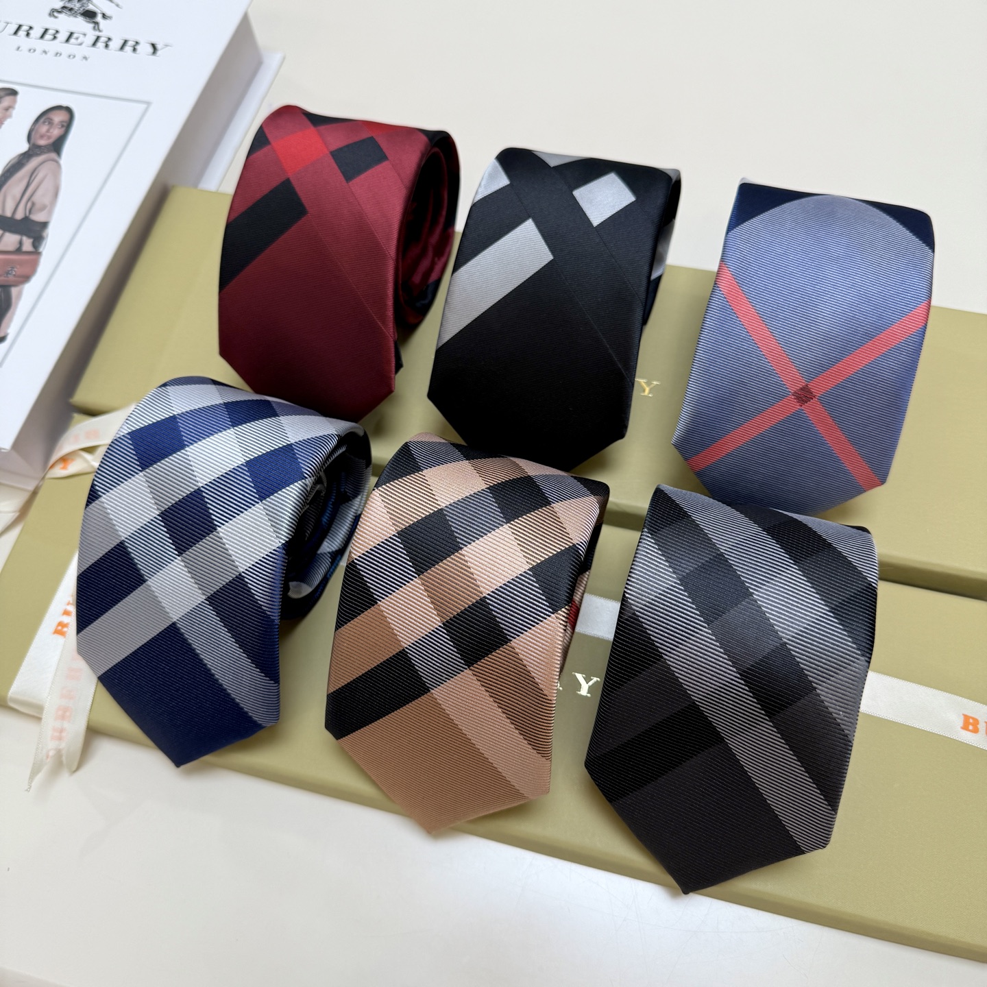 特价。巴宝莉专柜同步领带‼️巴宝莉稀有😻😻展现精湛手工与时尚优雅的理想选择，这款采用B家最具标志性的Vi