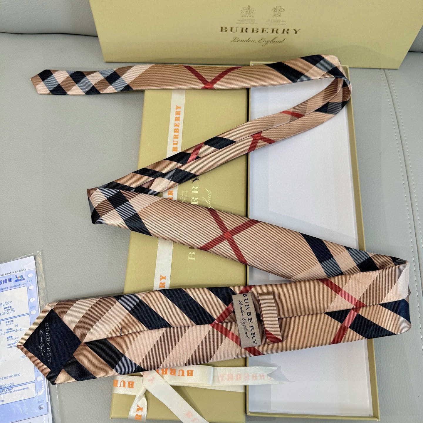 特价。巴宝莉专柜同步领带‼️巴宝莉稀有😻😻展现精湛手工与时尚优雅的理想选择，这款采用B家最具标志性的Vi