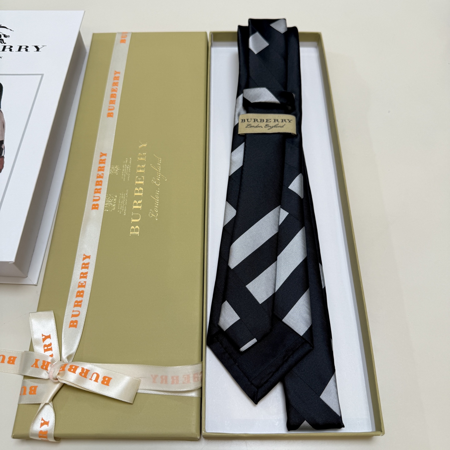 特价。巴宝莉专柜同步领带‼️巴宝莉稀有😻😻展现精湛手工与时尚优雅的理想选择，这款采用B家最具标志性的Vi