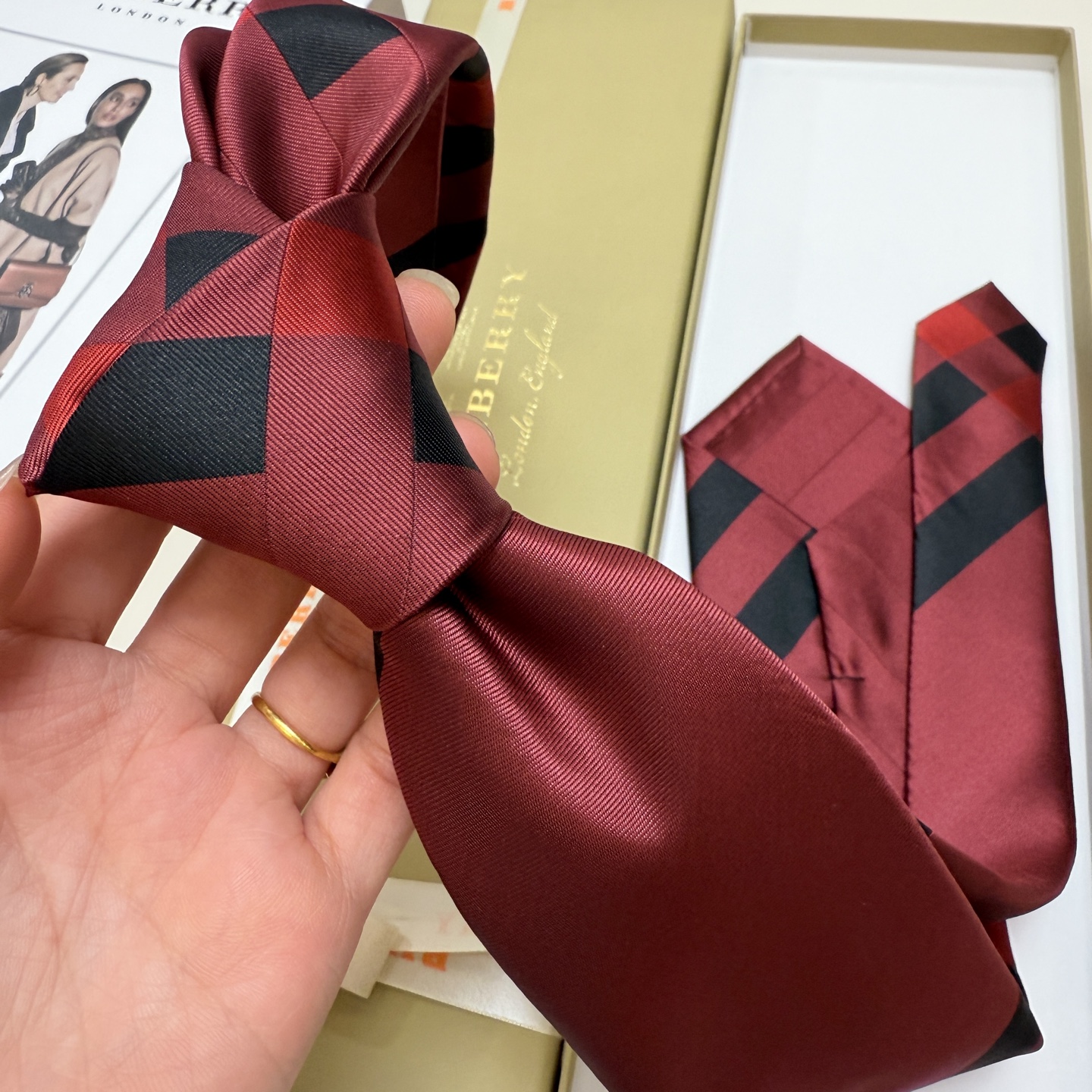 特价。巴宝莉专柜同步领带‼️巴宝莉稀有😻😻展现精湛手工与时尚优雅的理想选择，这款采用B家最具标志性的Vi