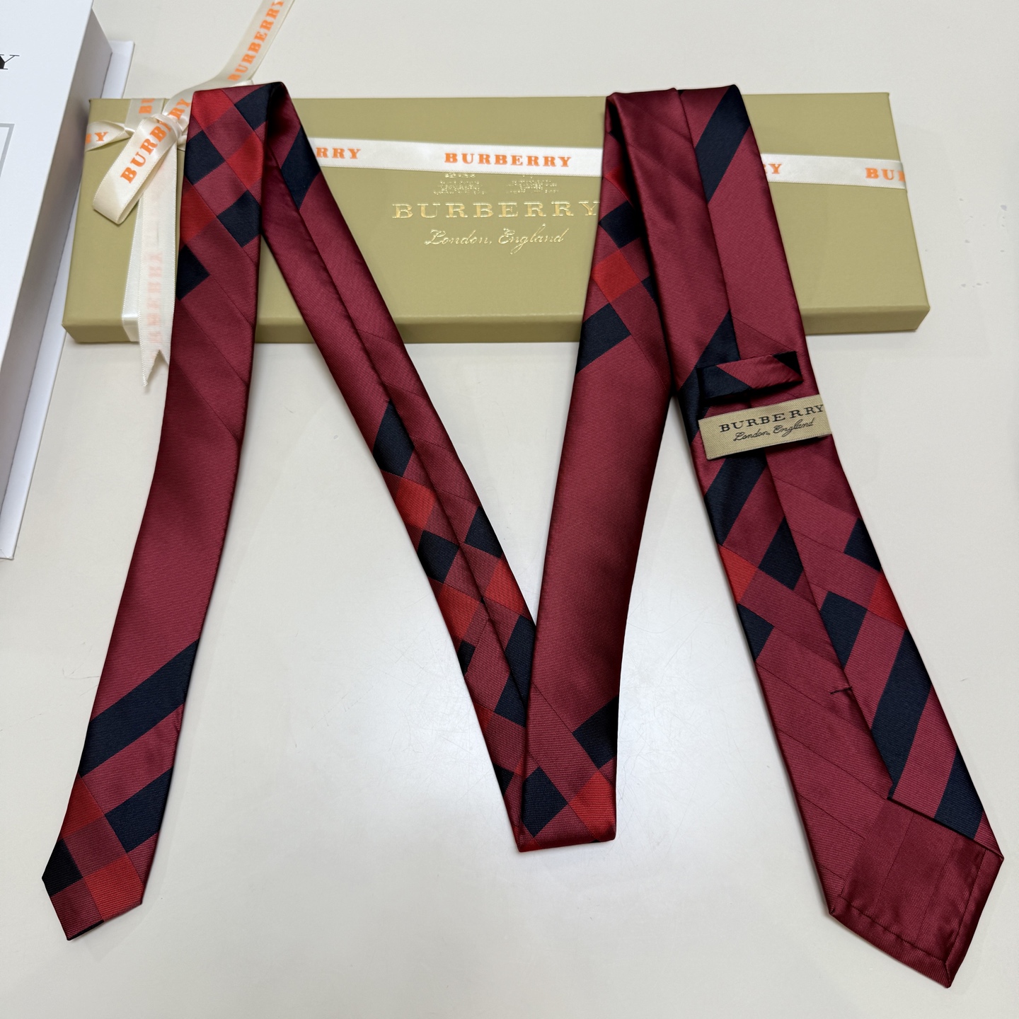 特价。巴宝莉专柜同步领带‼️巴宝莉稀有😻😻展现精湛手工与时尚优雅的理想选择，这款采用B家最具标志性的Vi