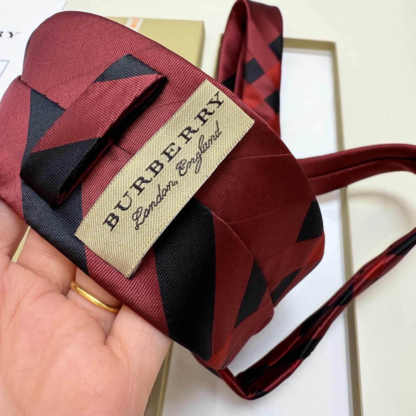 特价。巴宝莉专柜同步领带‼️巴宝莉稀有😻😻展现精湛手工与时尚优雅的理想选择，这款采用B家最具标志性的Vi