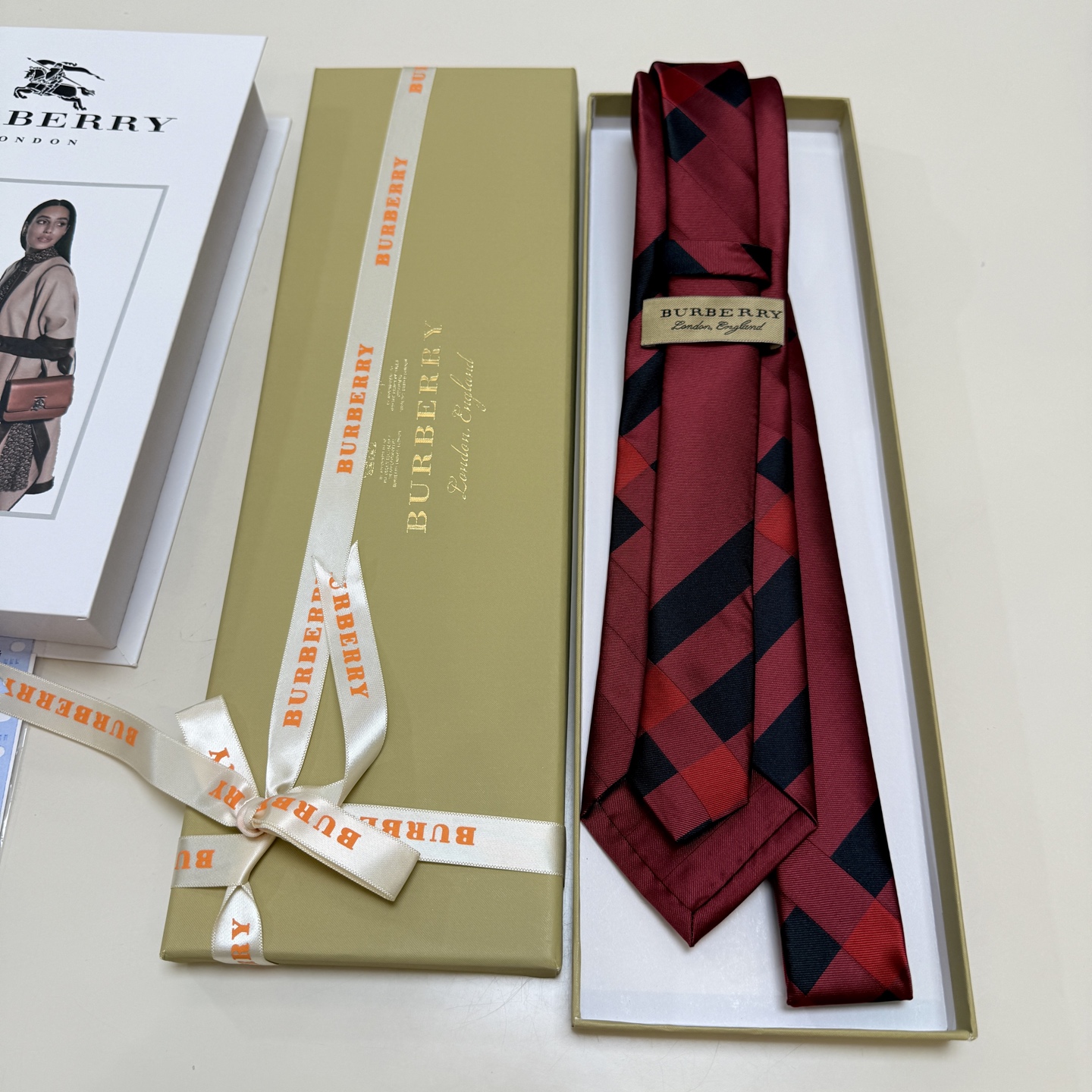 特价。巴宝莉专柜同步领带‼️巴宝莉稀有😻😻展现精湛手工与时尚优雅的理想选择，这款采用B家最具标志性的Vi