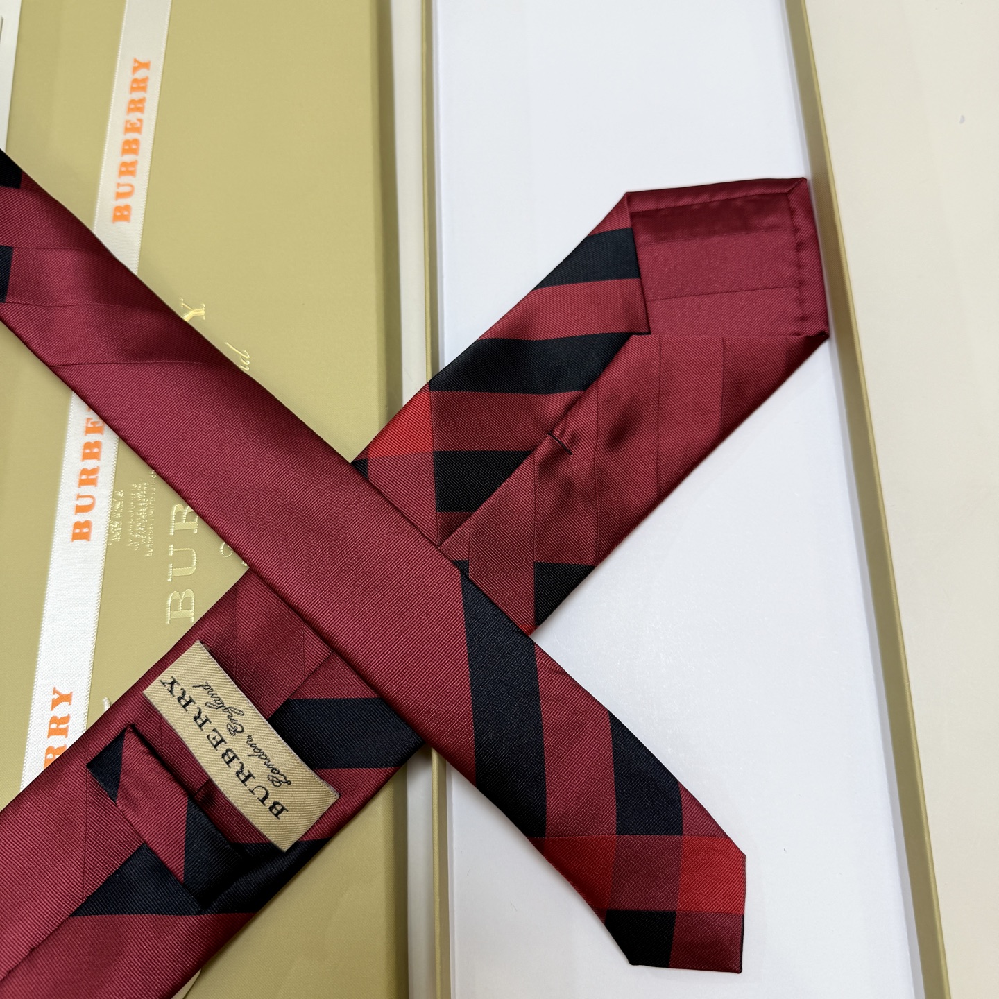 特价。巴宝莉专柜同步领带‼️巴宝莉稀有😻😻展现精湛手工与时尚优雅的理想选择，这款采用B家最具标志性的Vi